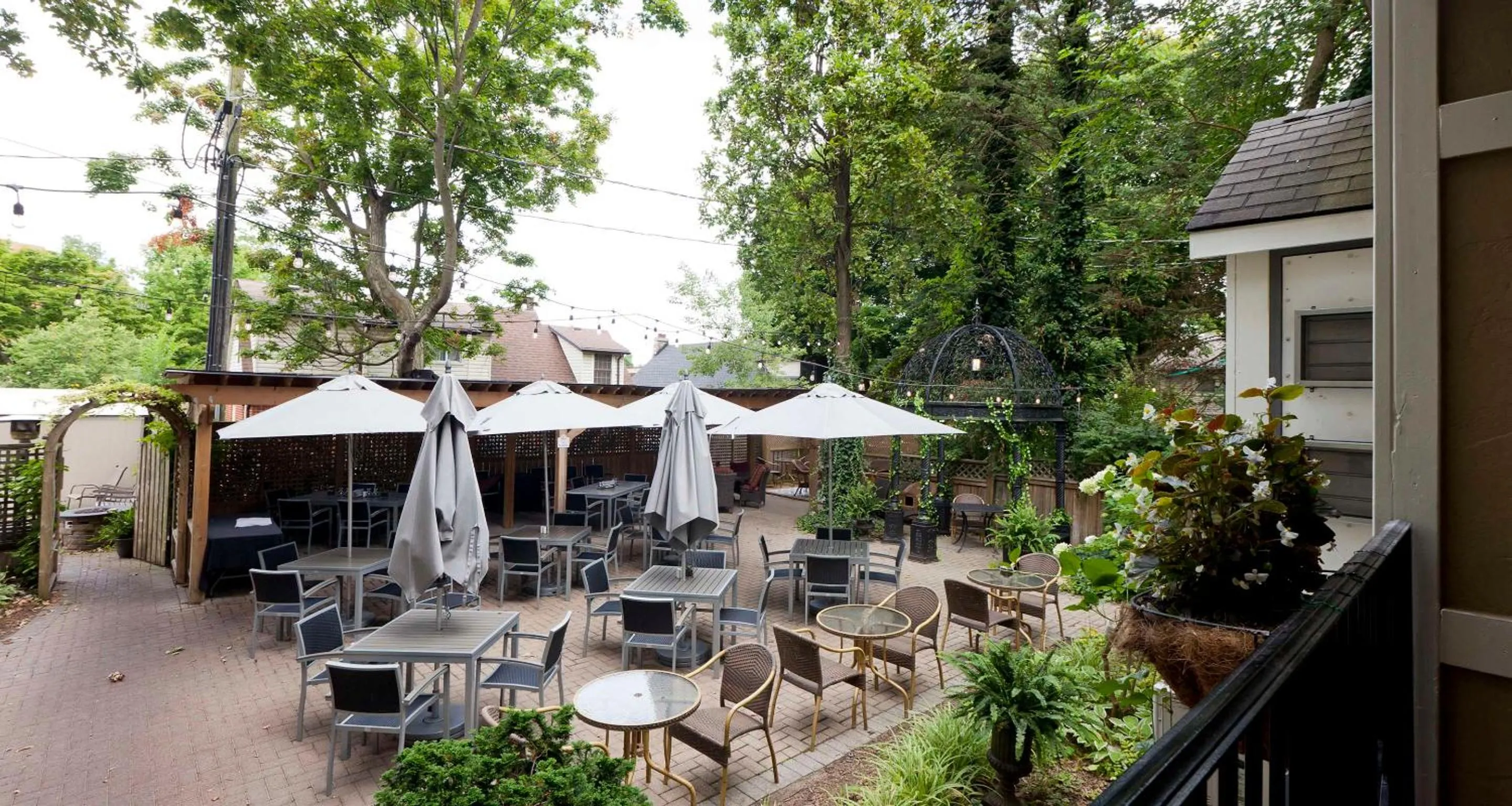 Property building in Idlewyld Inn & Spa