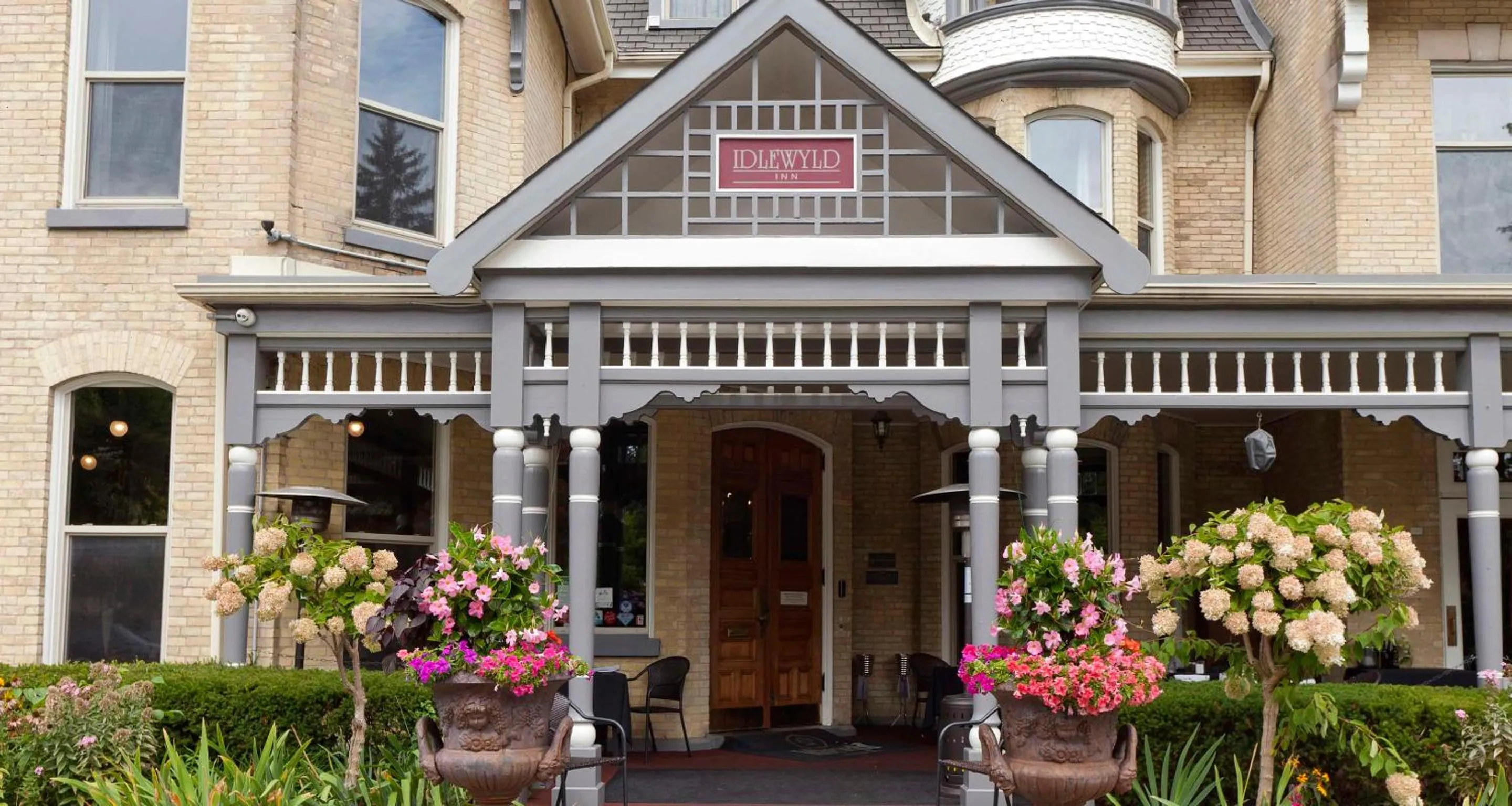 Property building in Idlewyld Inn & Spa