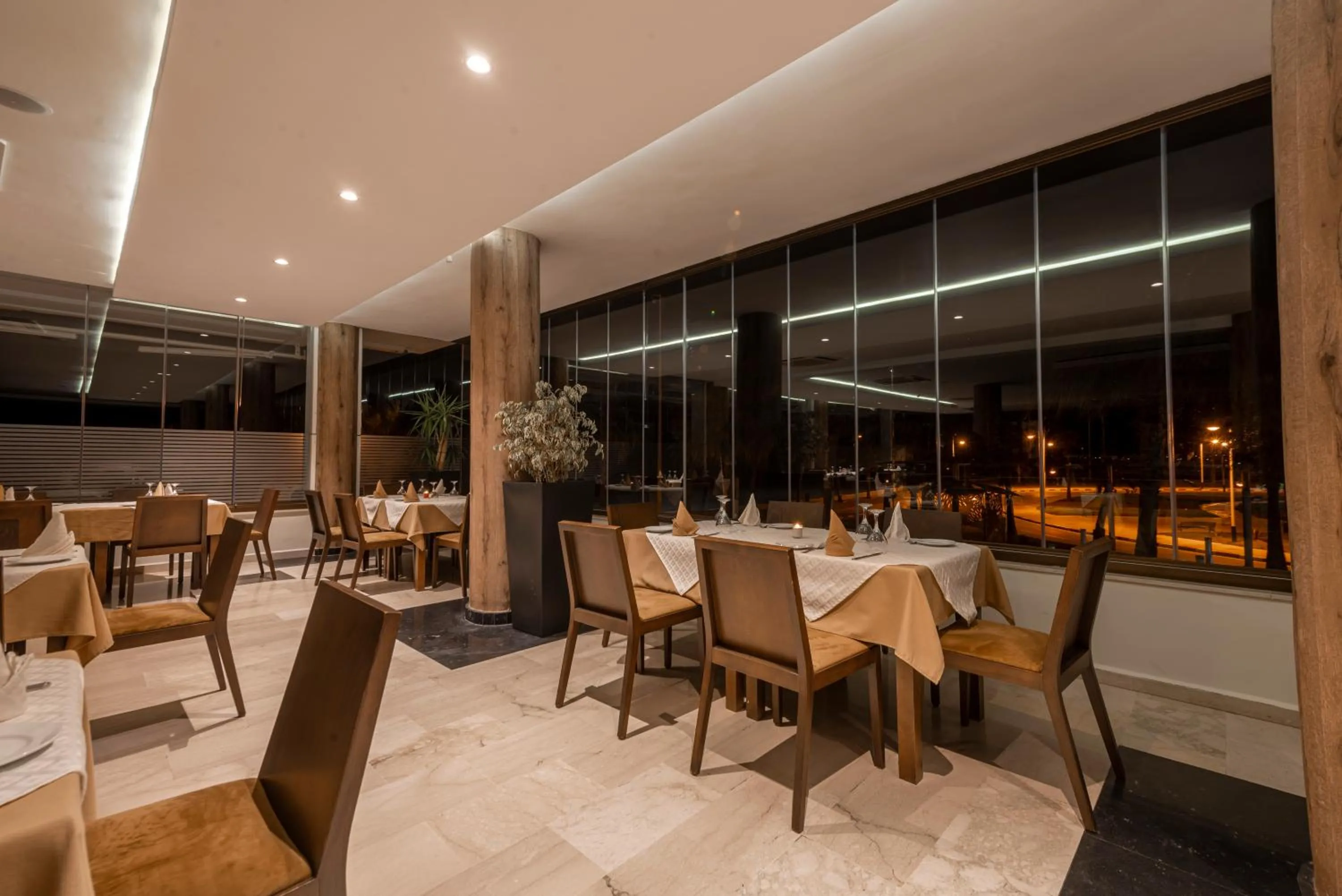 Restaurant/places to eat in Hotel Omeya
