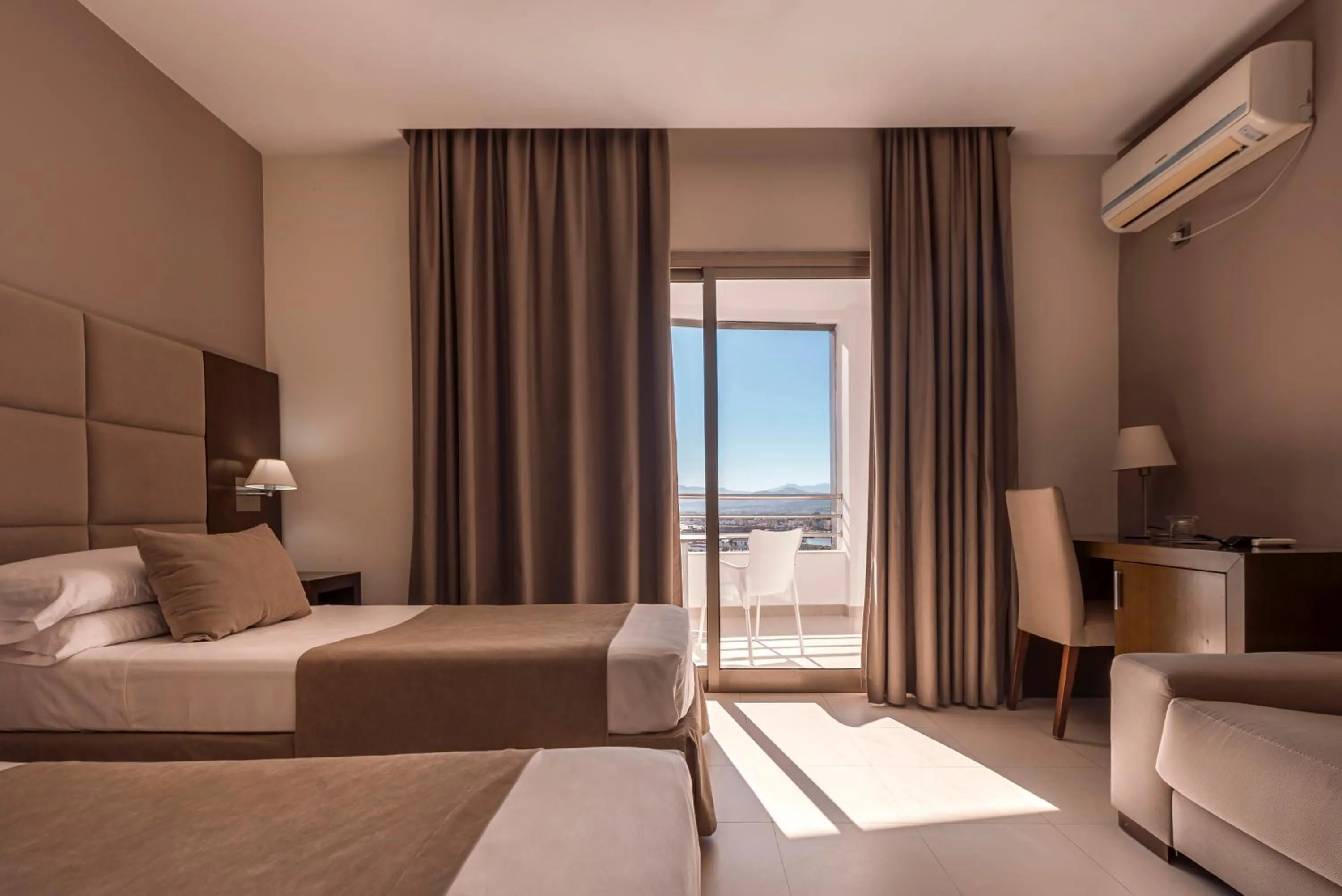 Photo of the whole room, Bed in Hotel Omeya