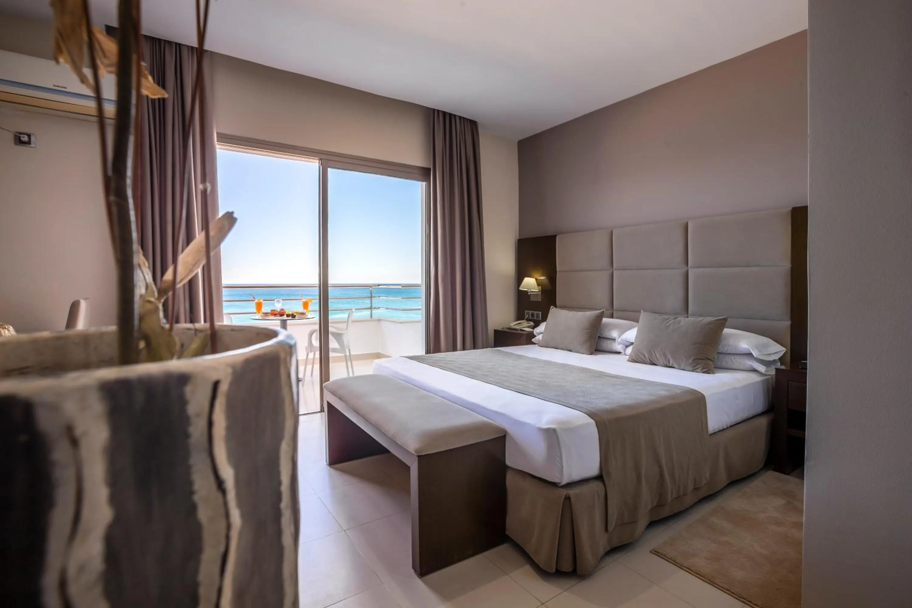 Balcony/Terrace, Bed in Hotel Omeya