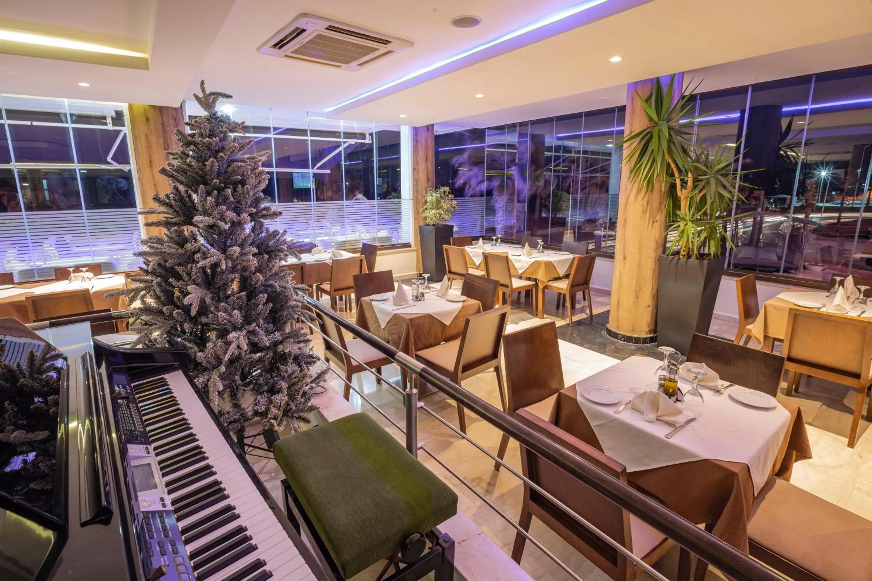 Restaurant/places to eat in Hotel Omeya