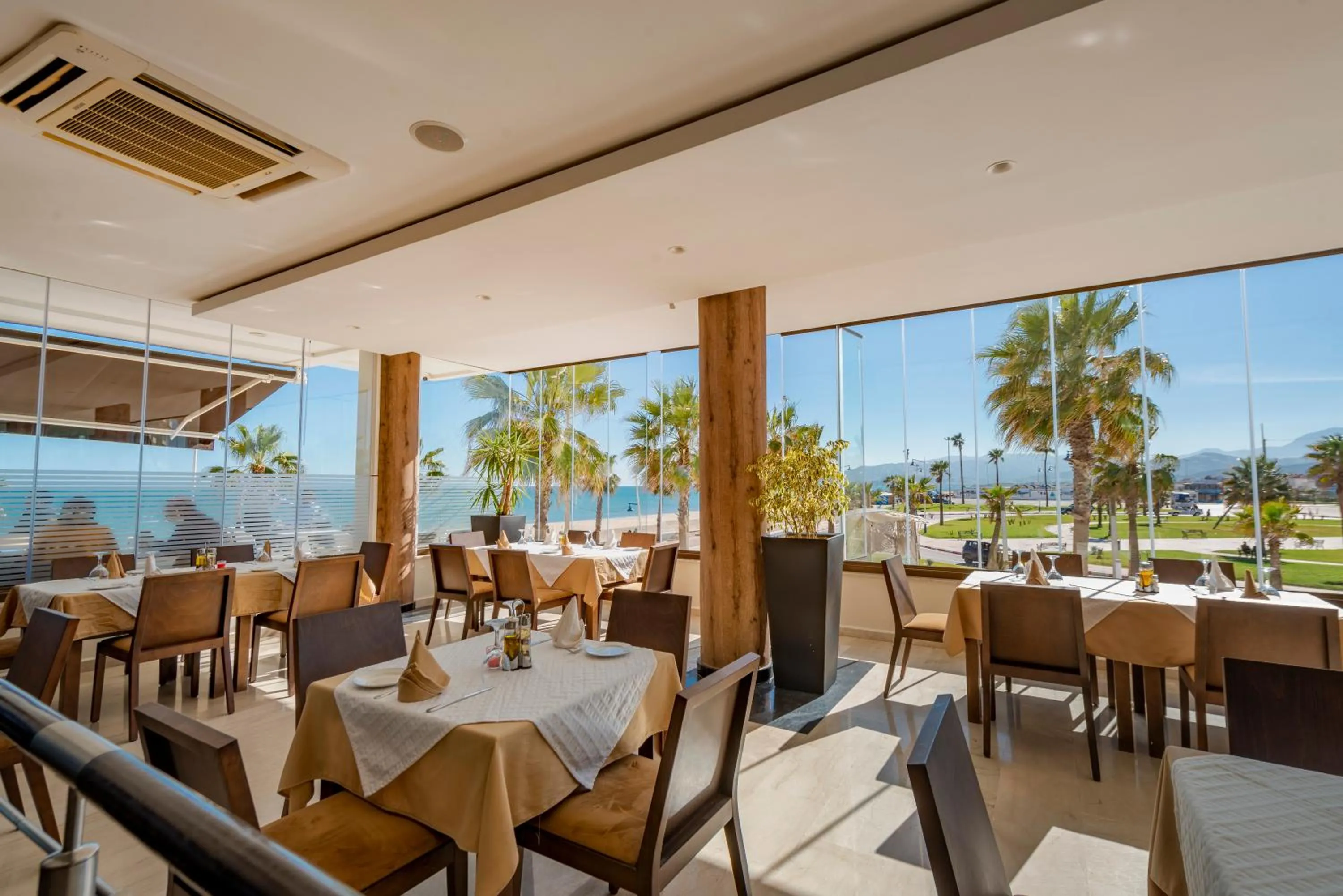 Restaurant/places to eat in Hotel Omeya
