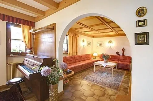 Communal lounge/ TV room, Bed in Panorama Garni Ingrid