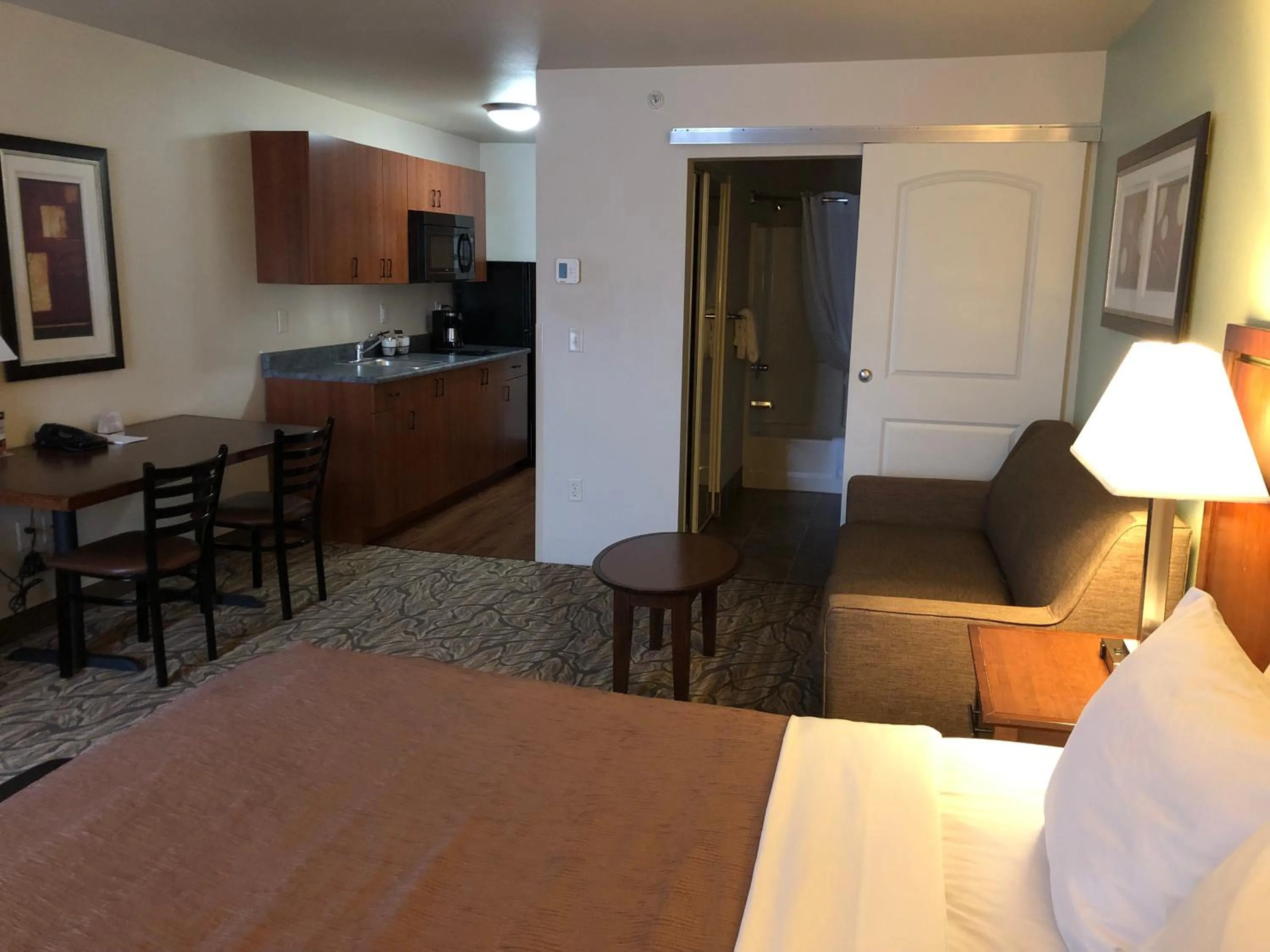 Bed in Aspen Suites Hotel Anchorage