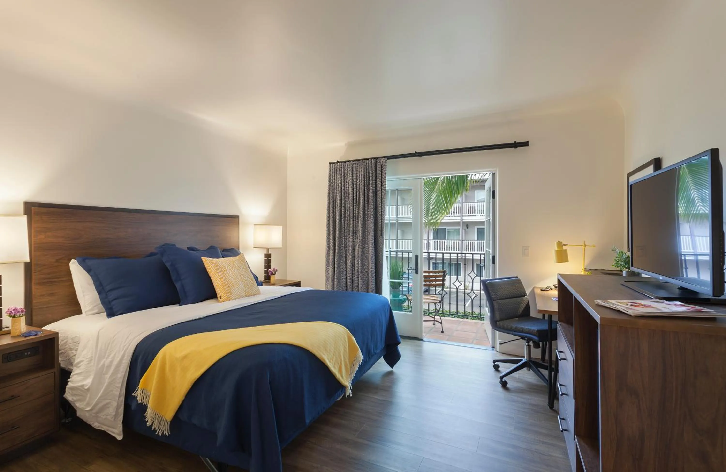 Bed in La Playa Inn Santa Barbara