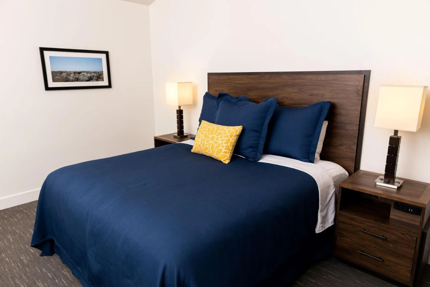 Bed in La Playa Inn Santa Barbara