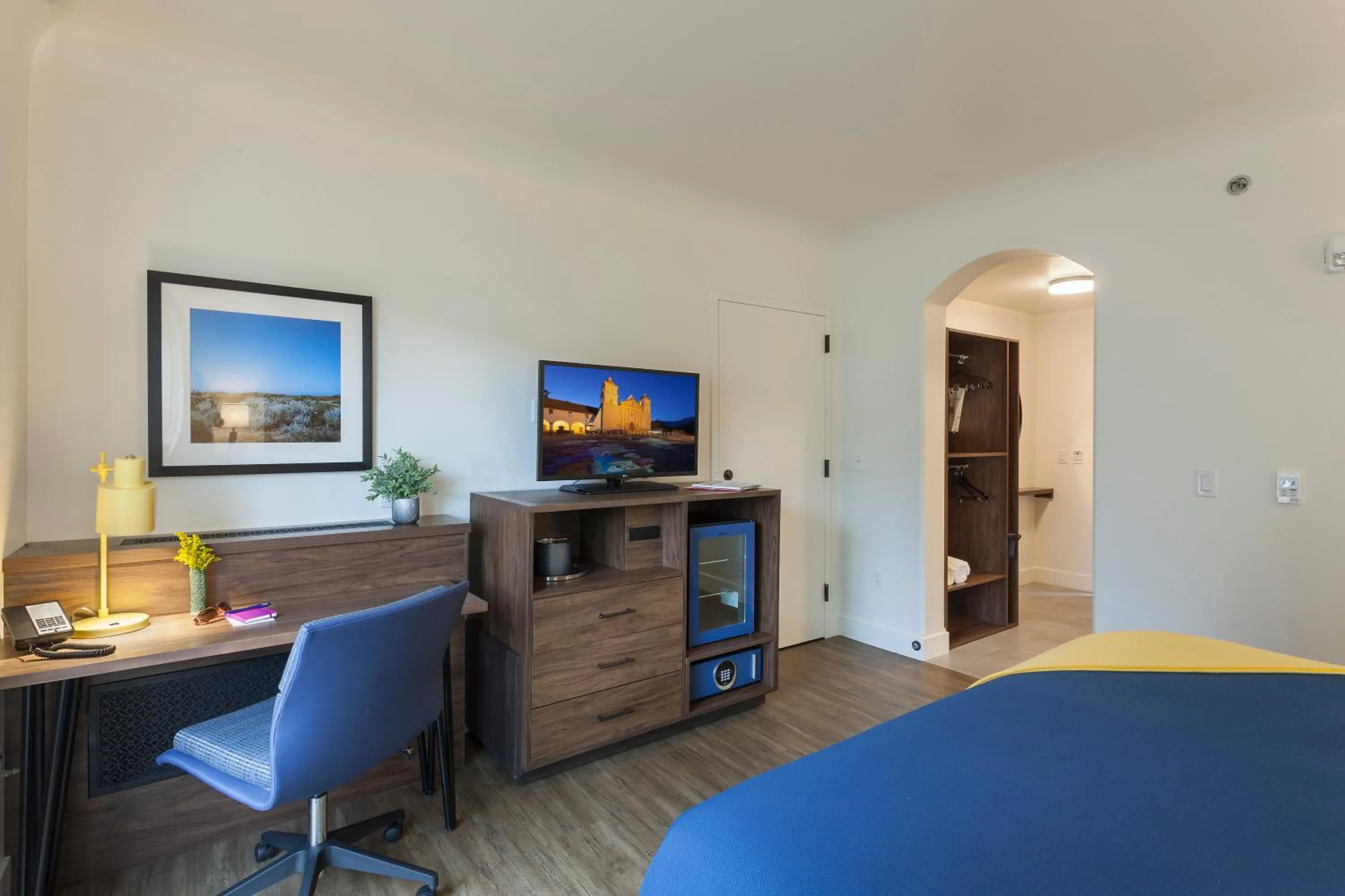 Bed in La Playa Inn Santa Barbara