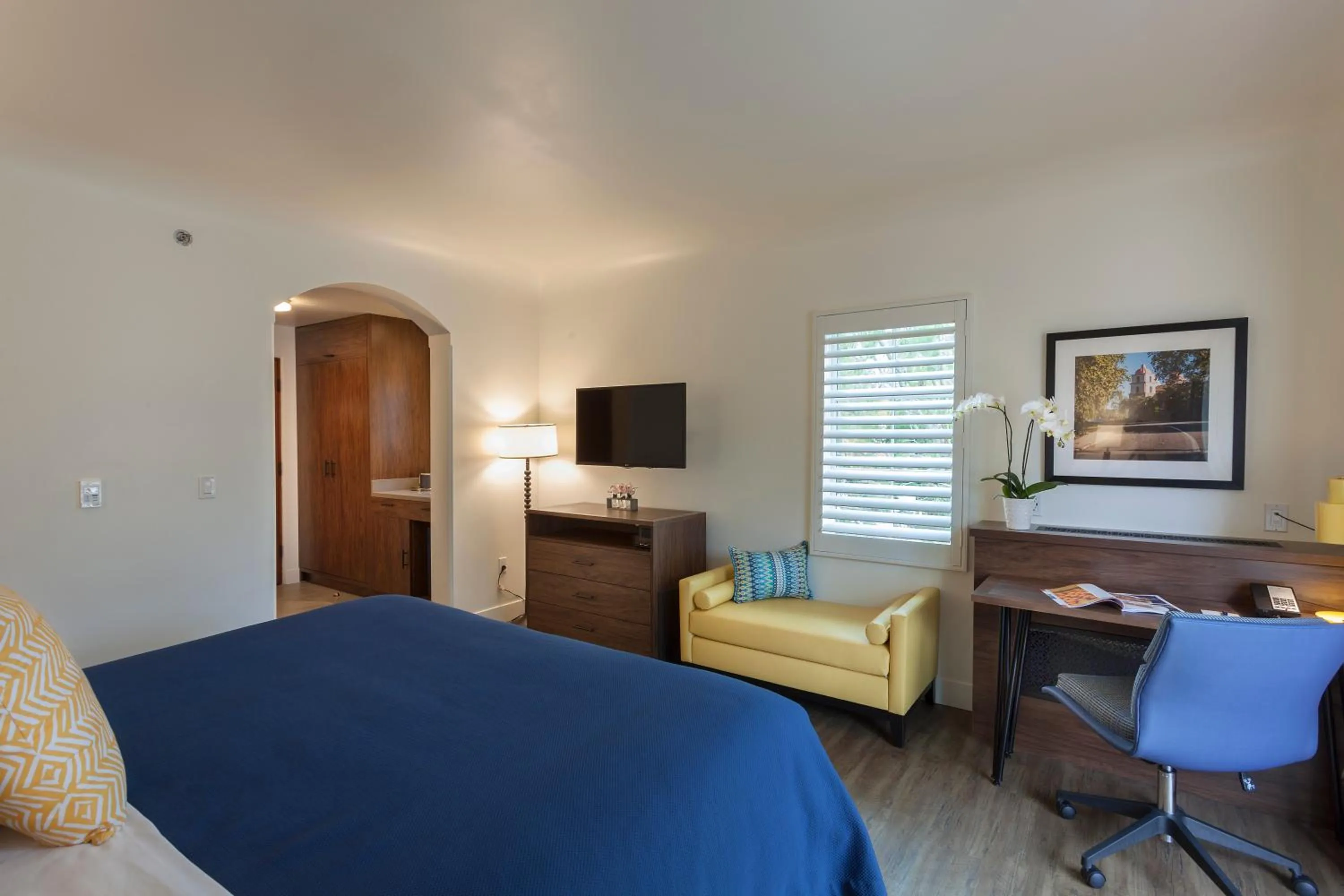 Bed in La Playa Inn Santa Barbara