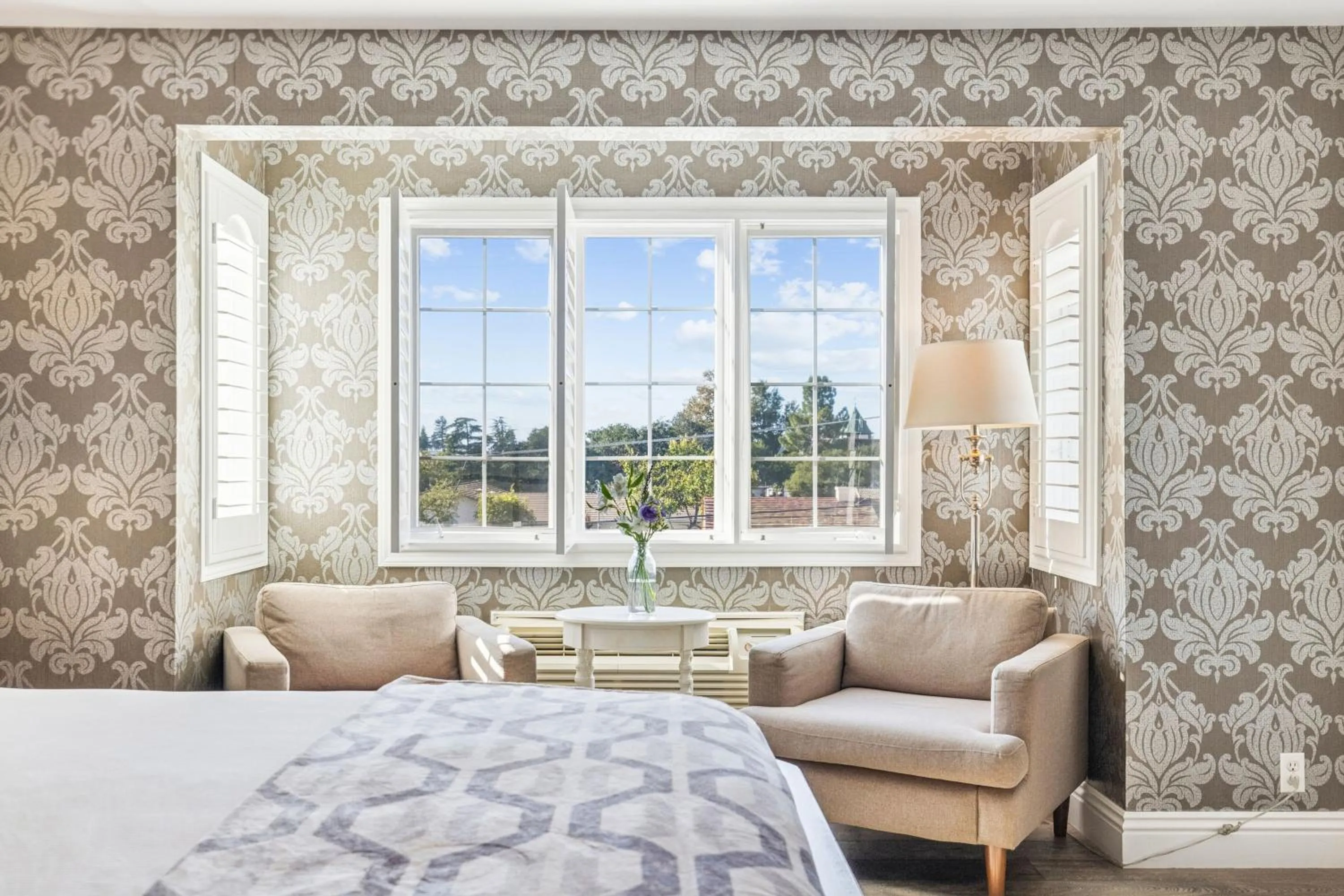 Seating area, Bed in Mirabelle Inn