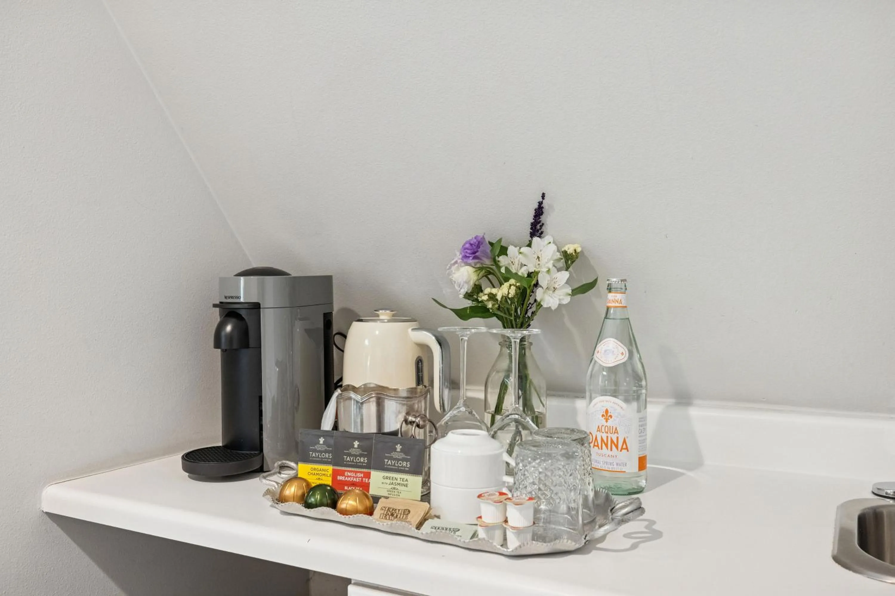 Coffee/tea facilities in Mirabelle Inn