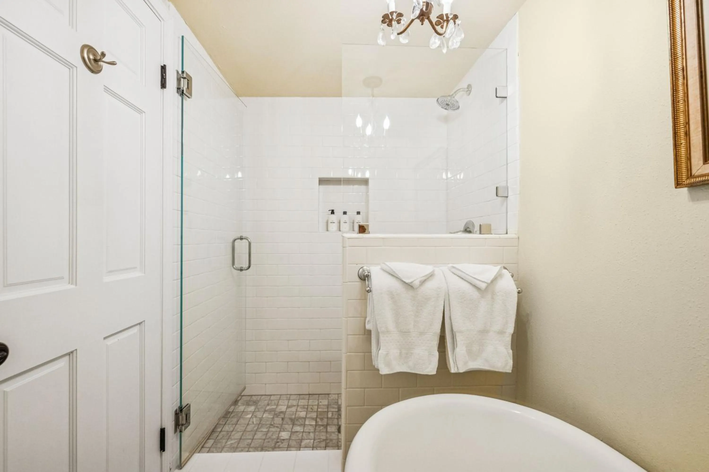 Shower in Mirabelle Inn