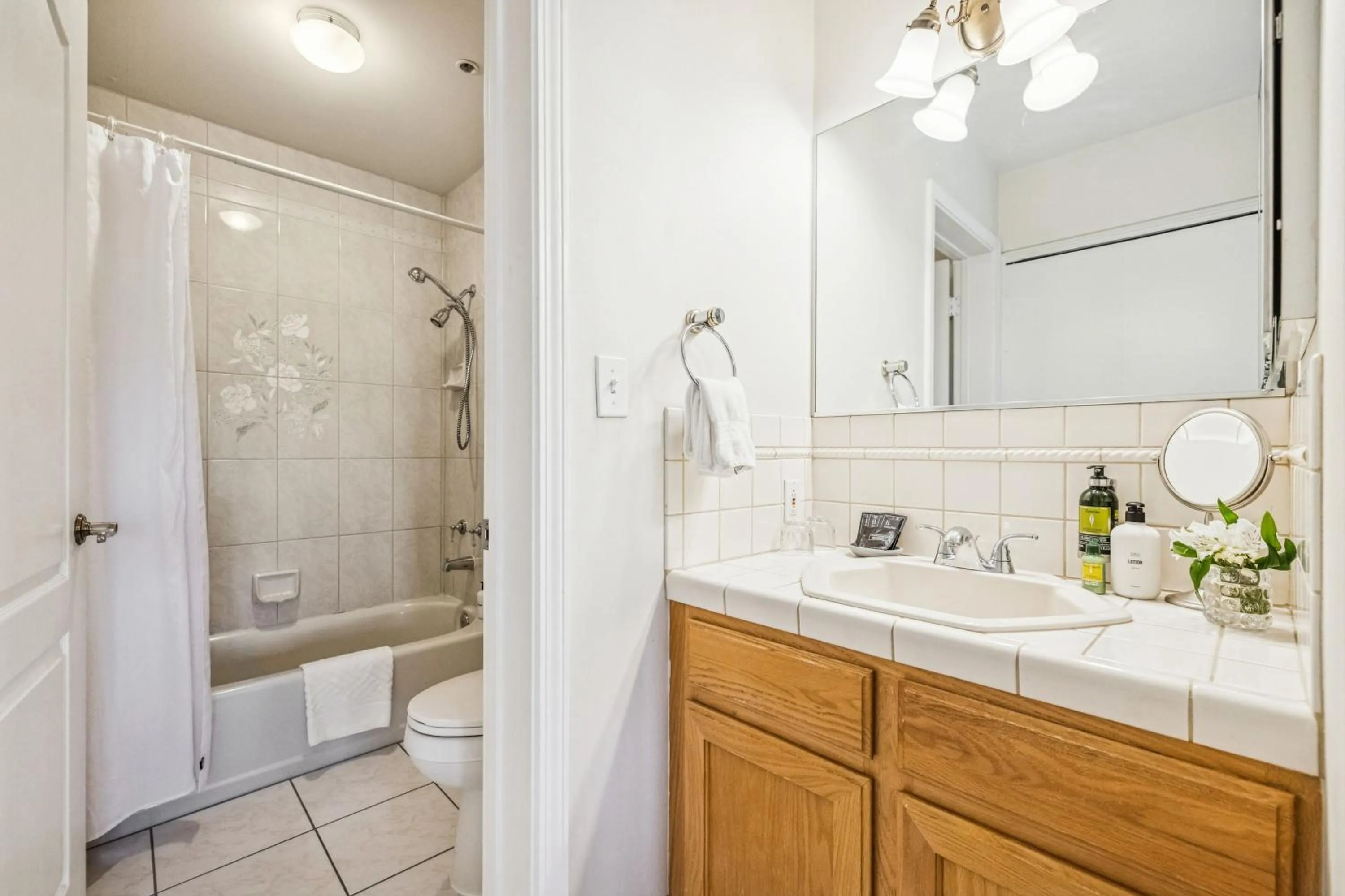 Shower in Mirabelle Inn