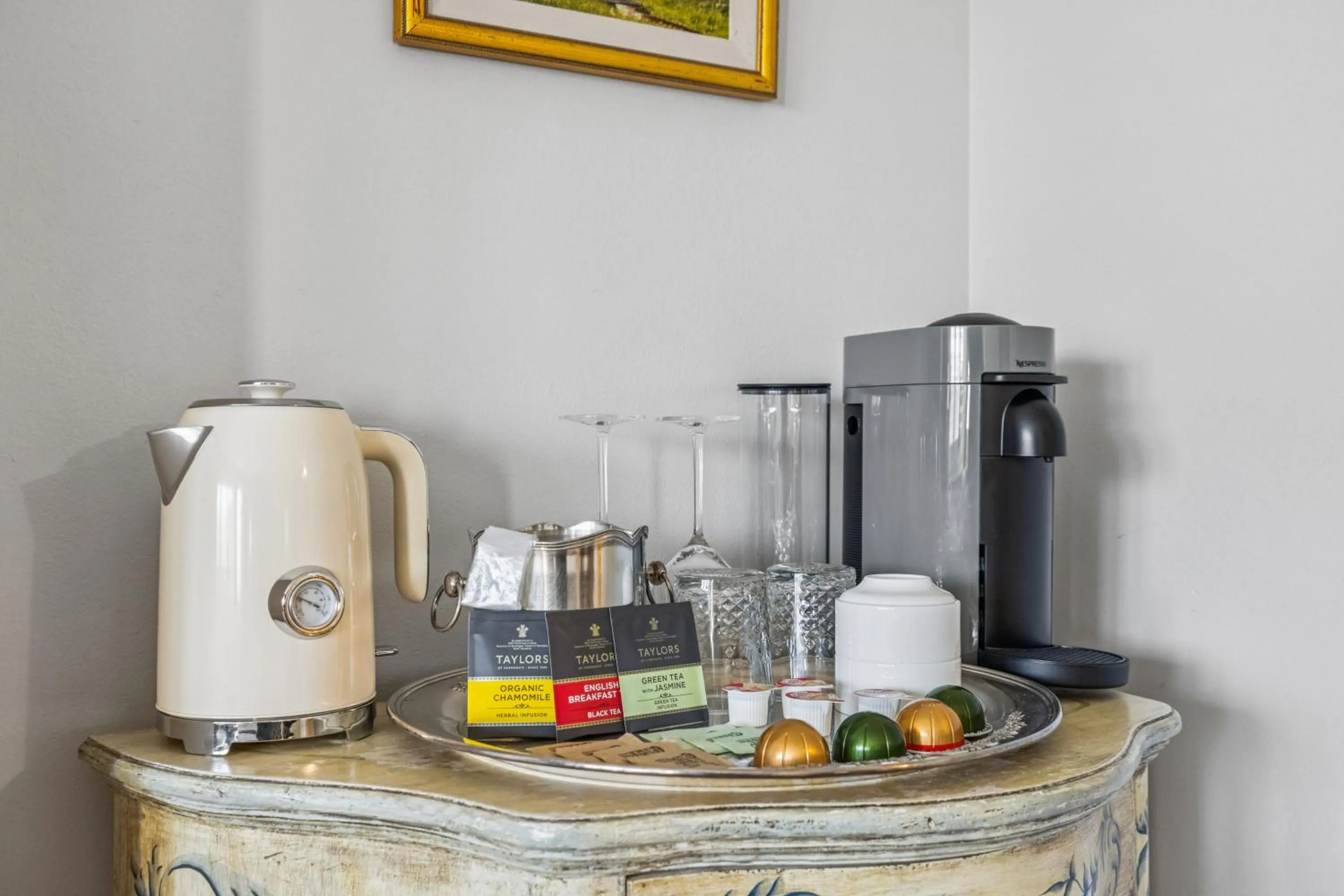Coffee/tea facilities in Mirabelle Inn