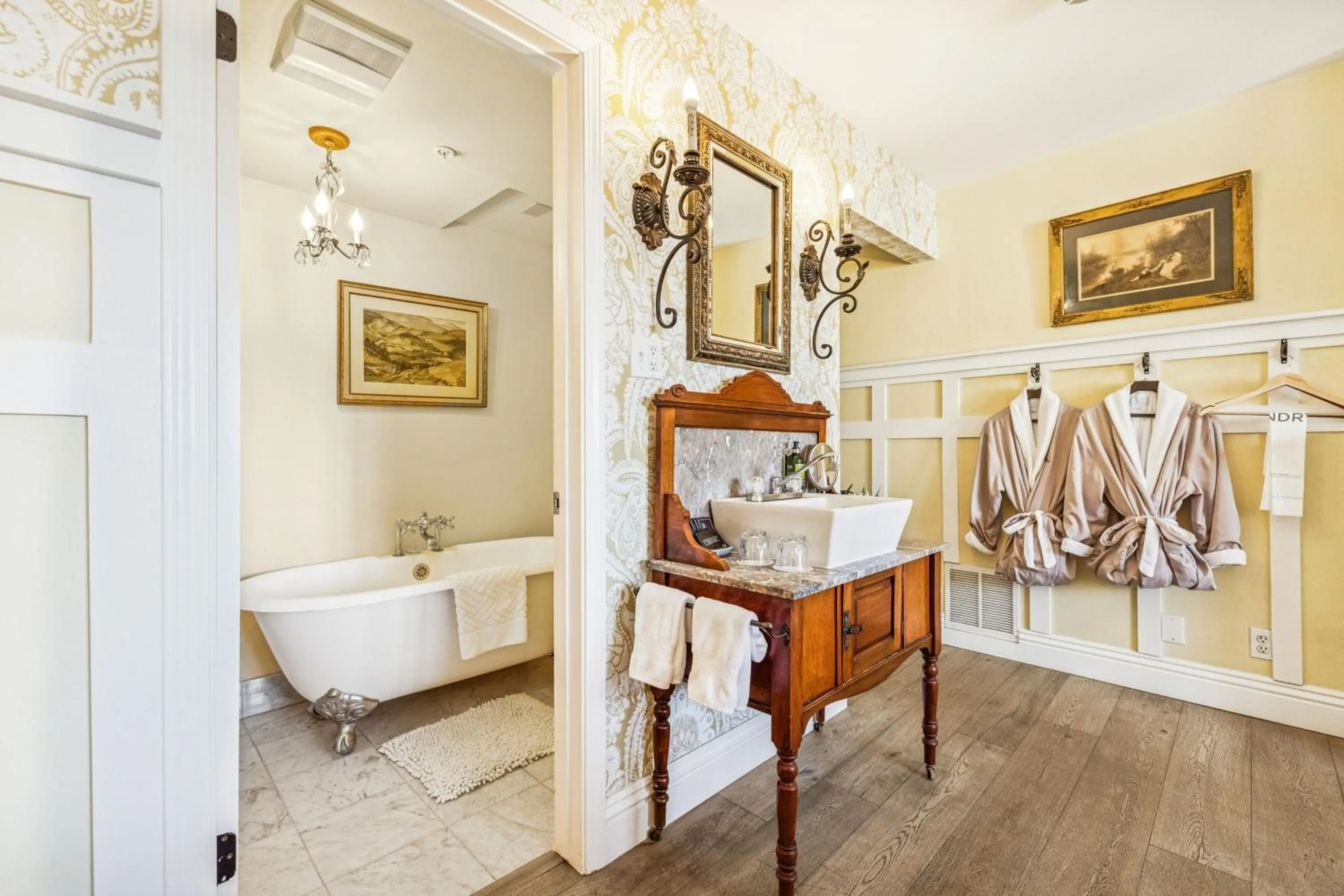 Toilet in Mirabelle Inn