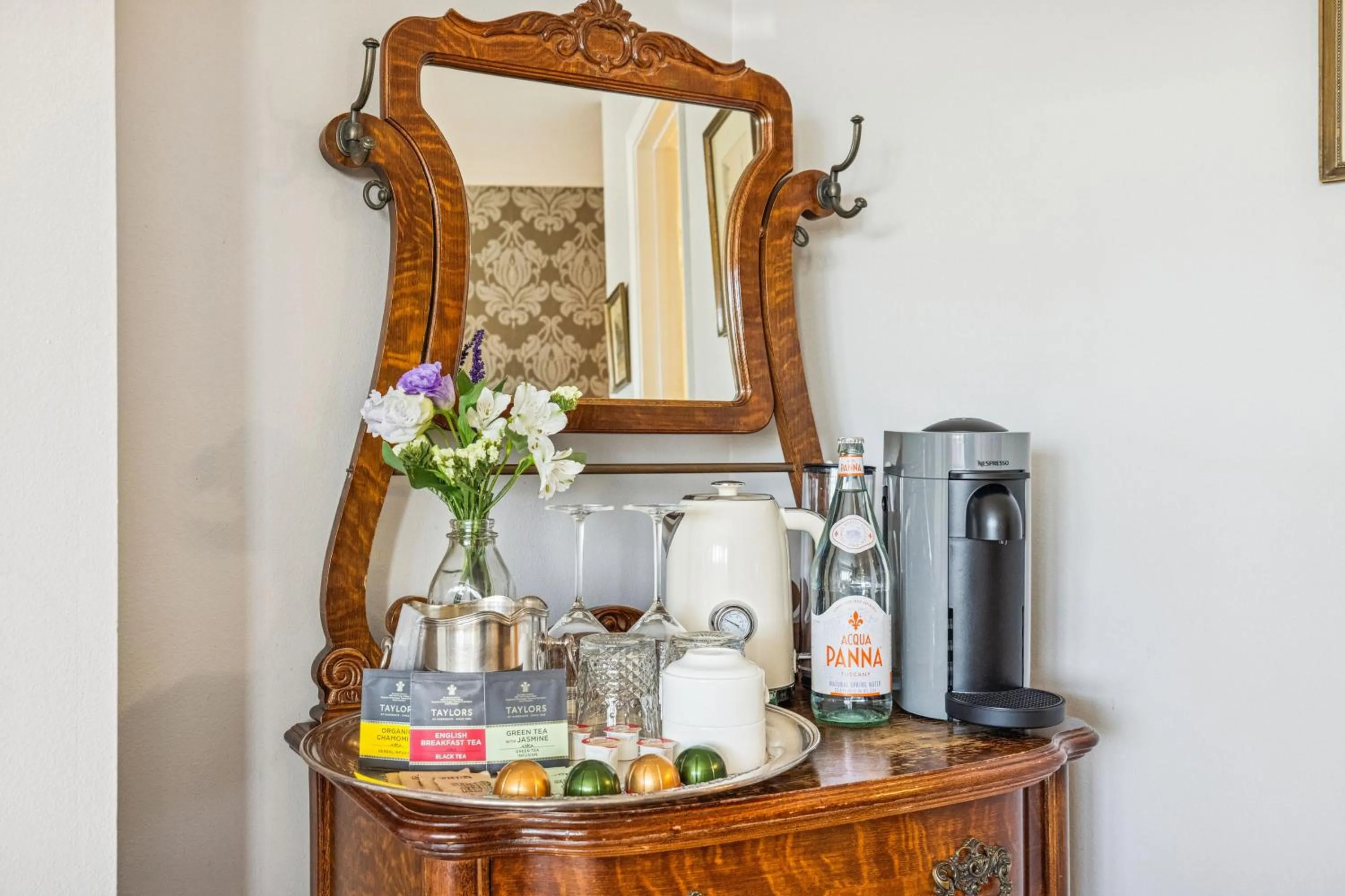 Coffee/tea facilities in Mirabelle Inn