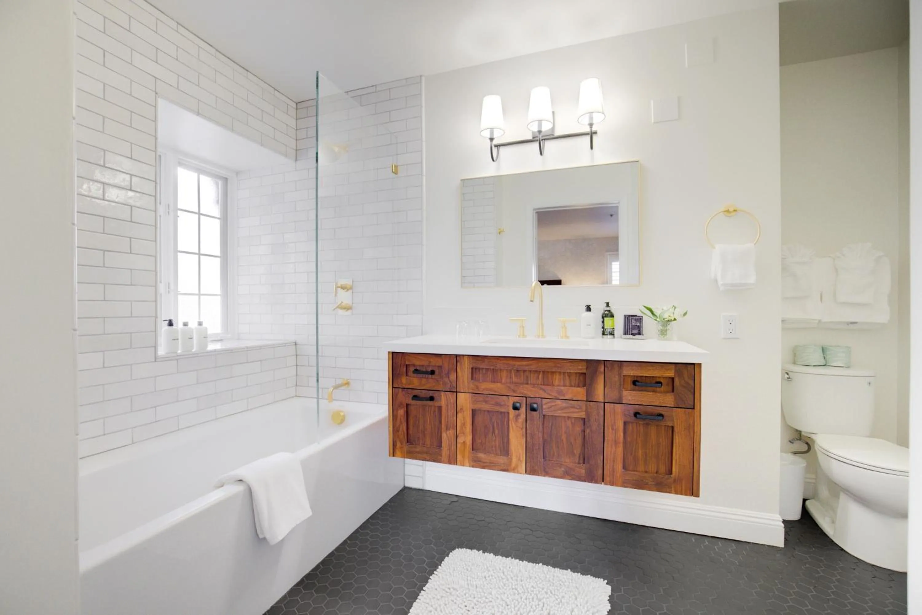 Shower in Mirabelle Inn