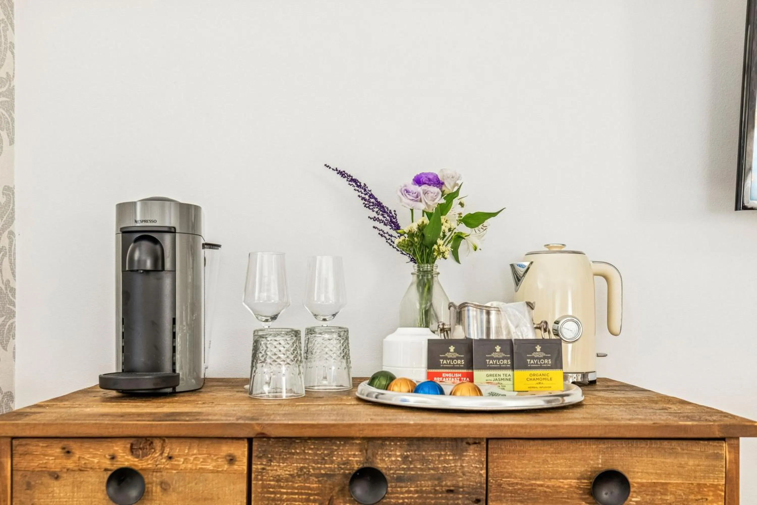Coffee/tea facilities in Mirabelle Inn