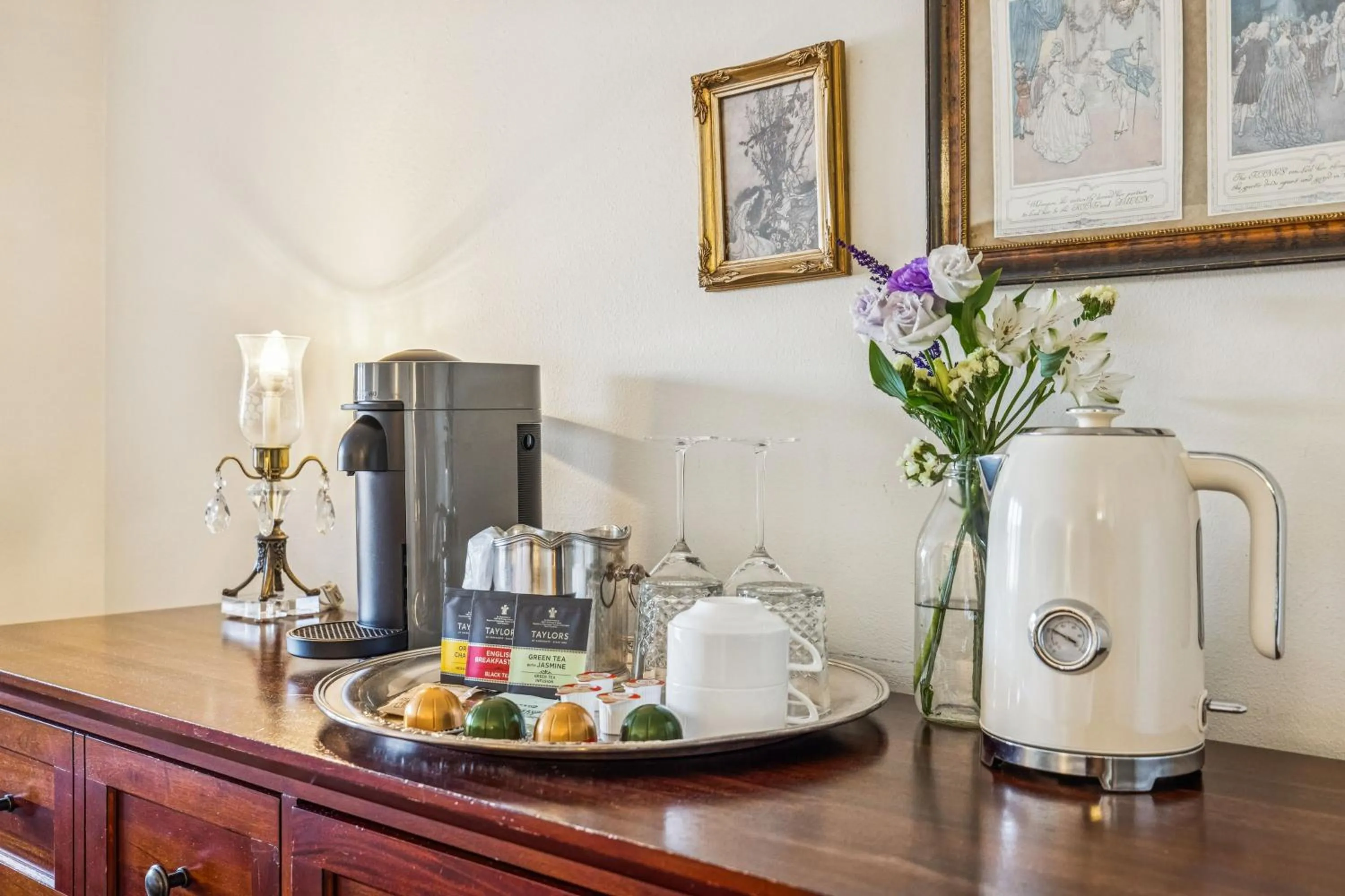 Coffee/tea facilities in Mirabelle Inn