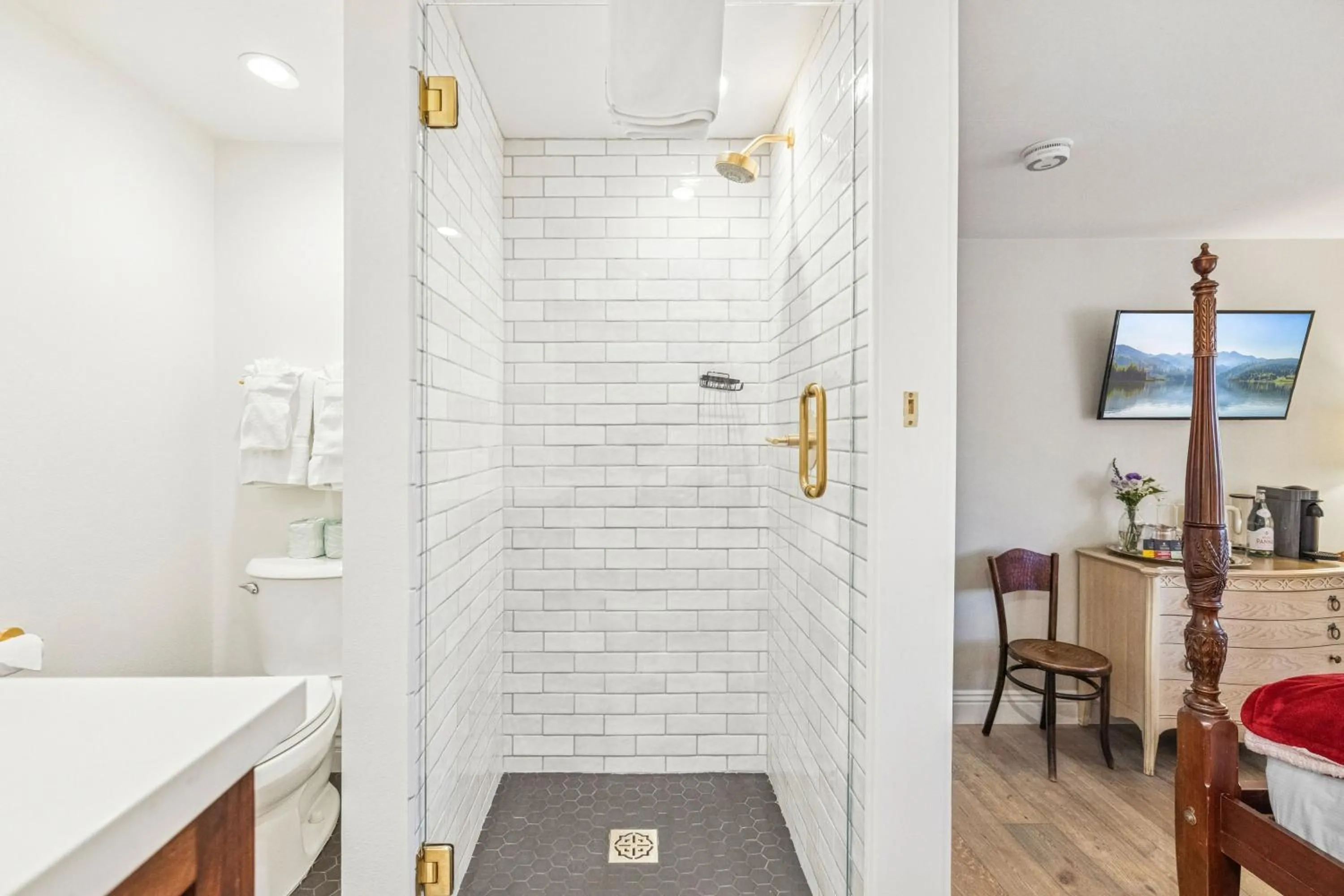 Shower in Mirabelle Inn