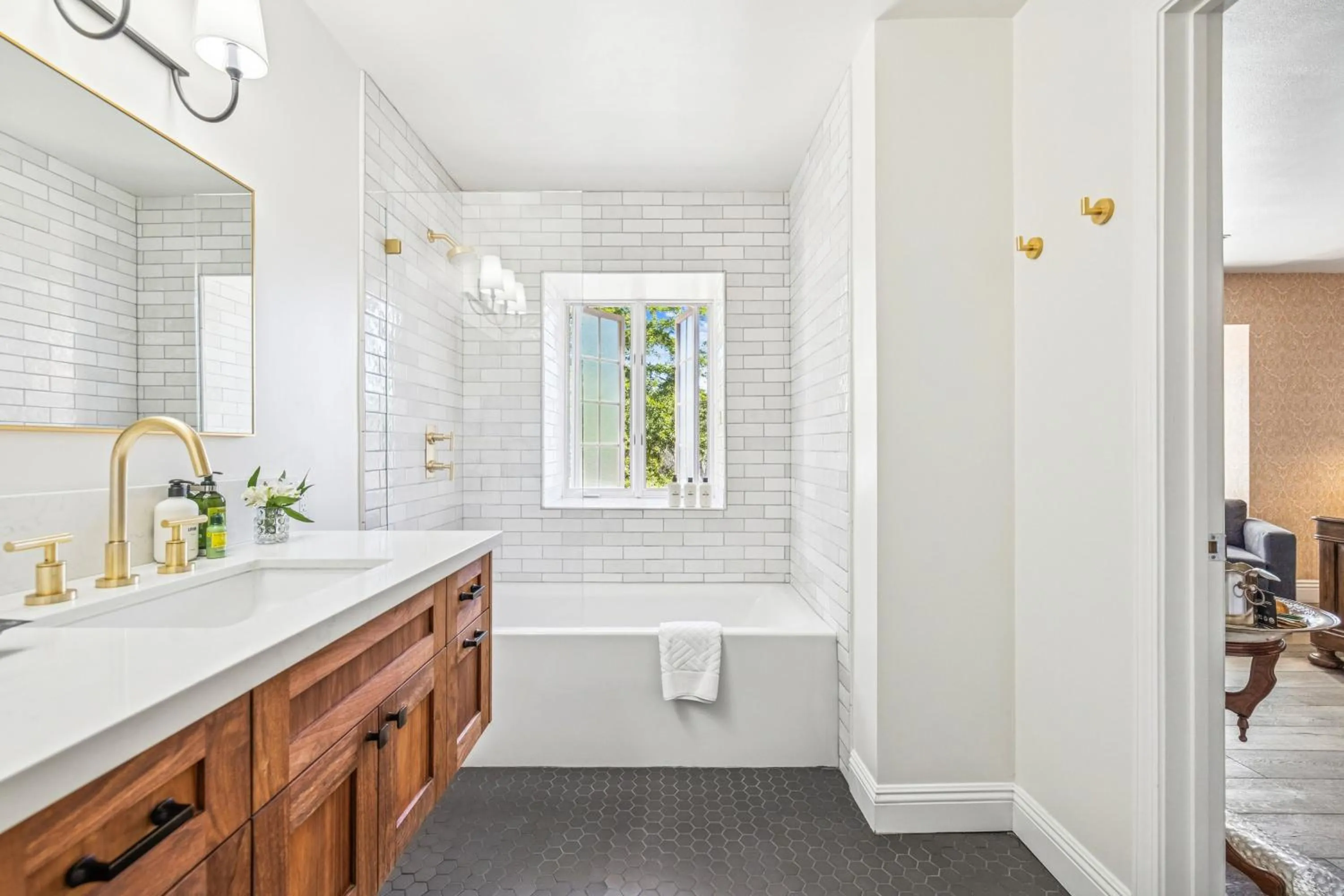 Shower in Mirabelle Inn