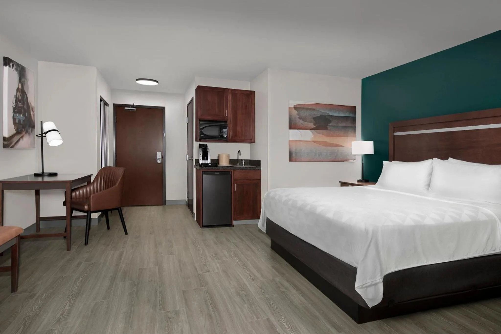Photo of the whole room, Bed in Holiday Inn & Suites Durango Downtown by IHG