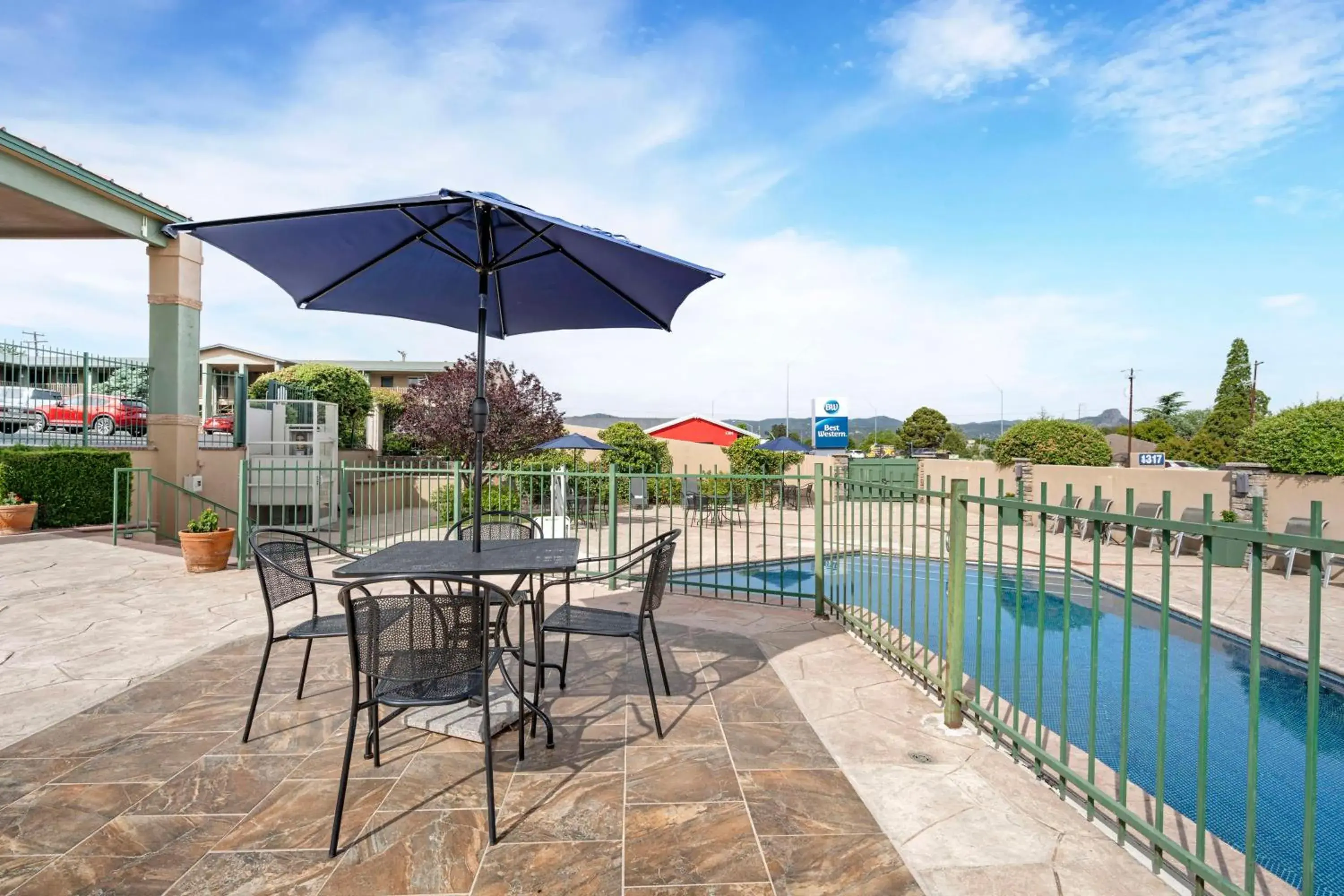 Pool view in Best Western Prescottonian Pool view in Best Western Prescottonian