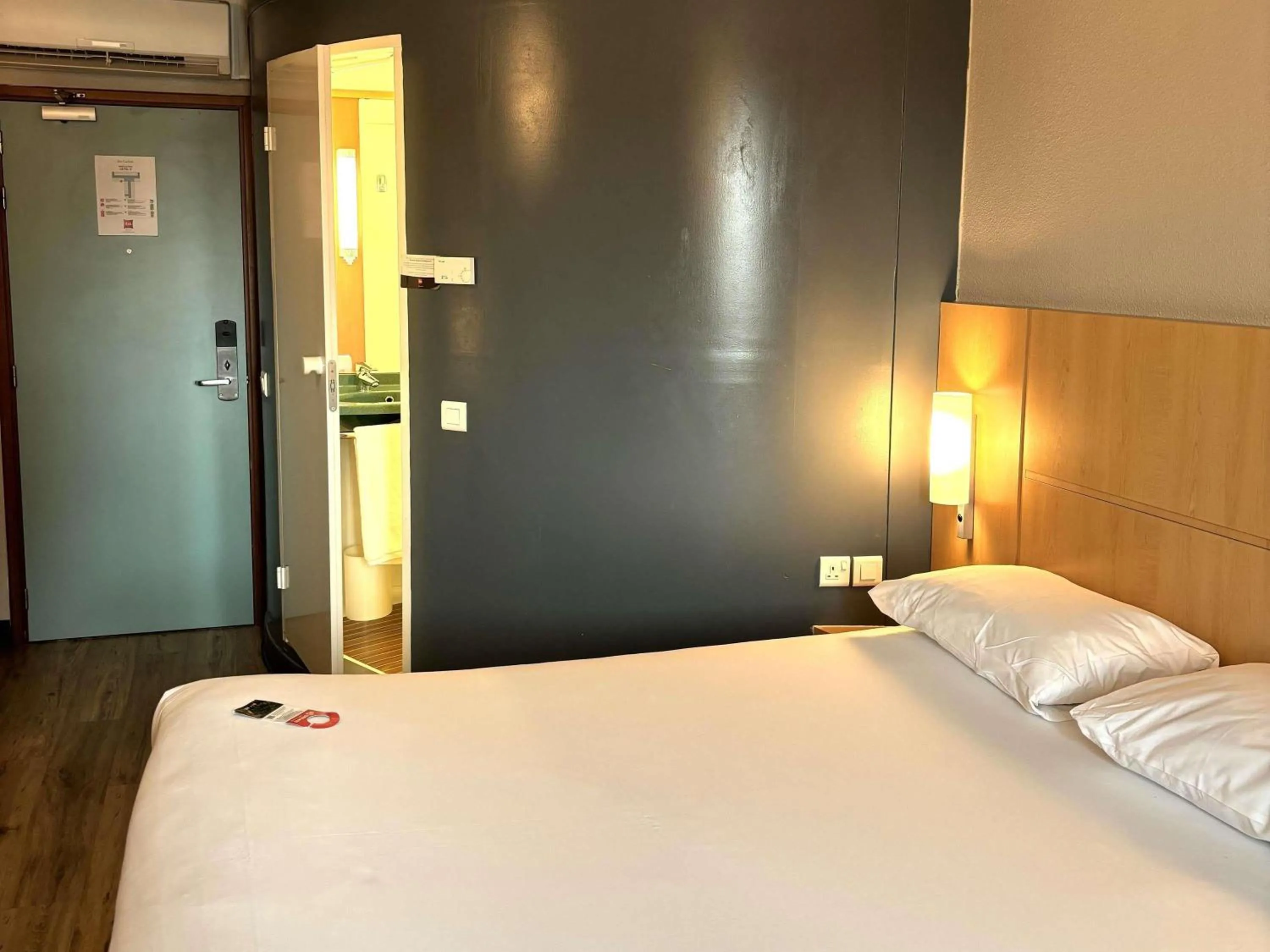 Bedroom, Bed in ibis Carlisle City Centre