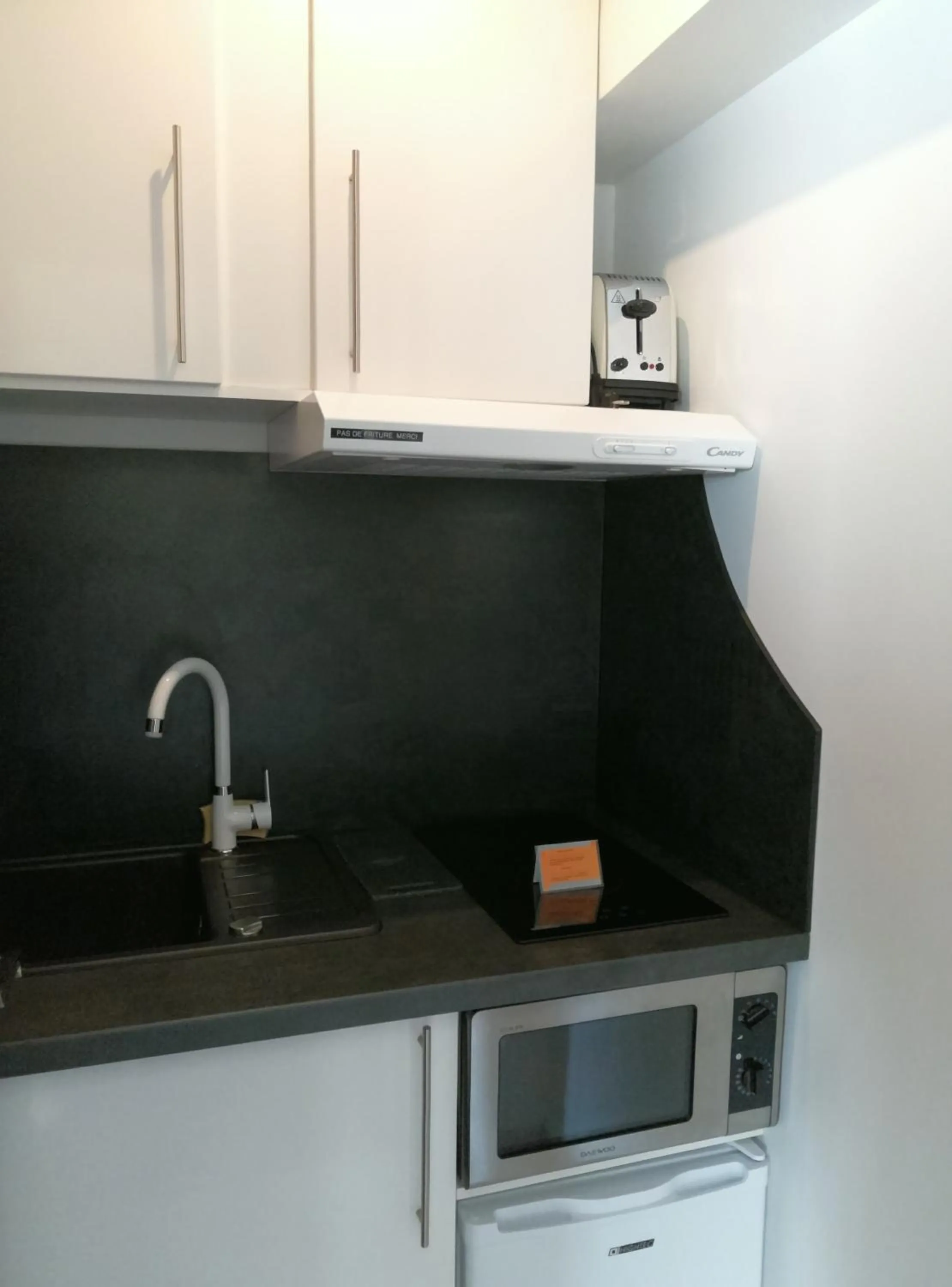 Kitchen or kitchenette in Appart-hôtel Chanzy / Angoulême