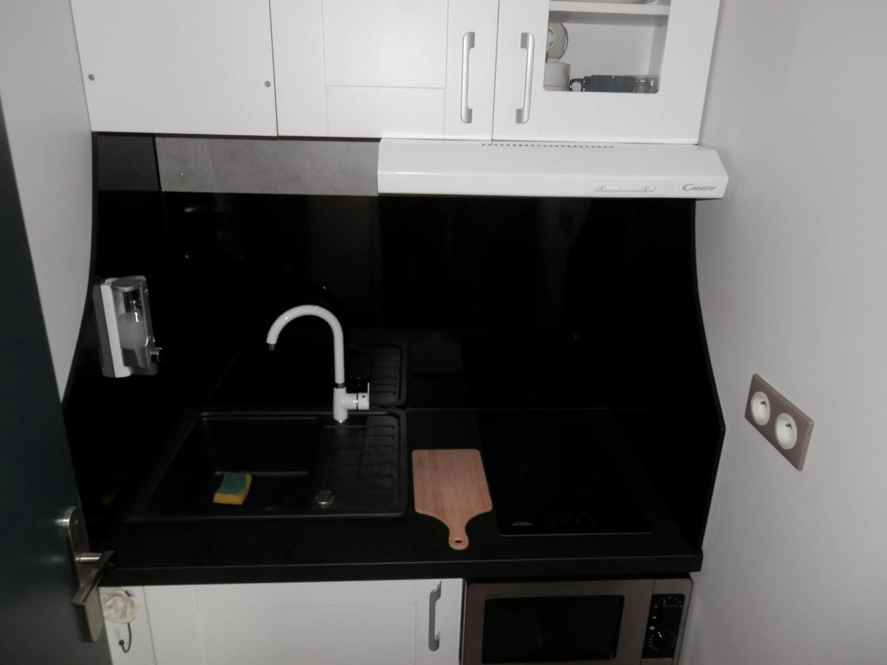 Kitchen or kitchenette in Appart-hôtel Chanzy / Angoulême