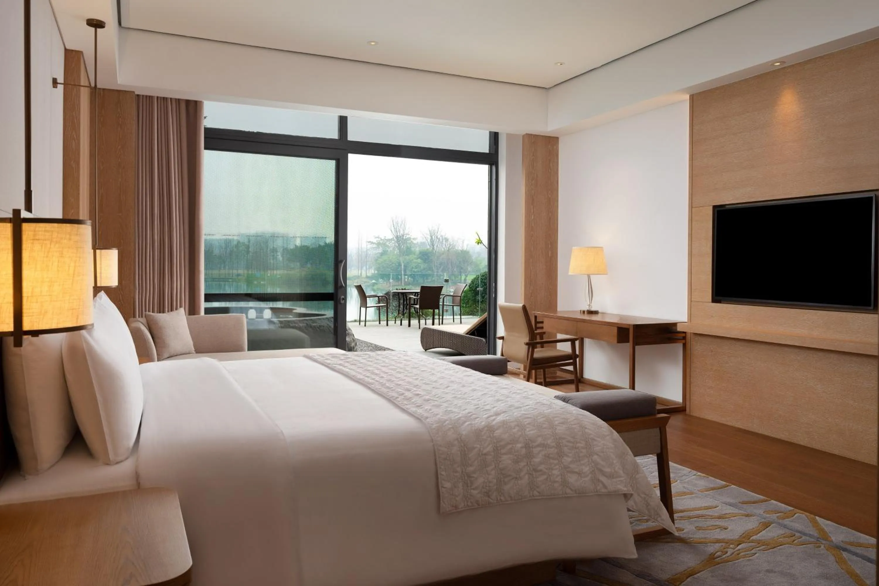 Photo of the whole room, Bed in Le Meridien Emei Mountain Resort