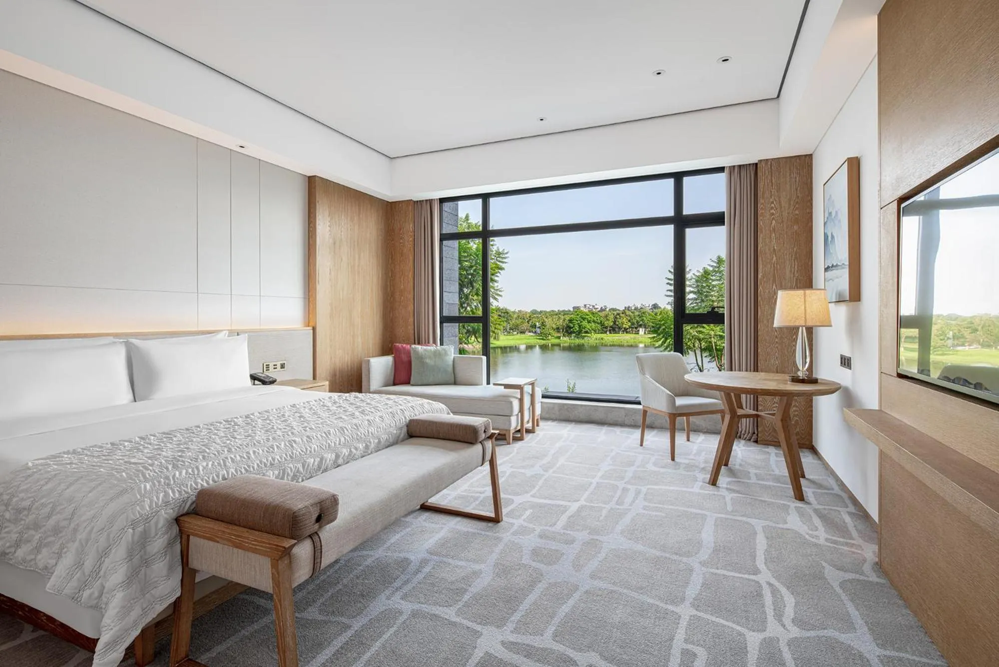 Bed in Le Meridien Emei Mountain Resort