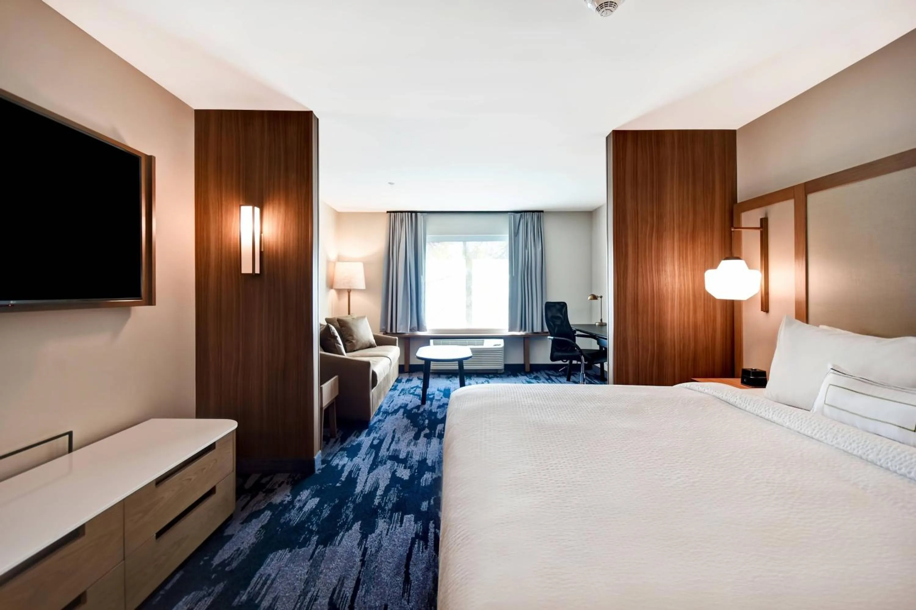 Photo of the whole room, Bed in Fairfield Inn & Suites by Marriott Plymouth