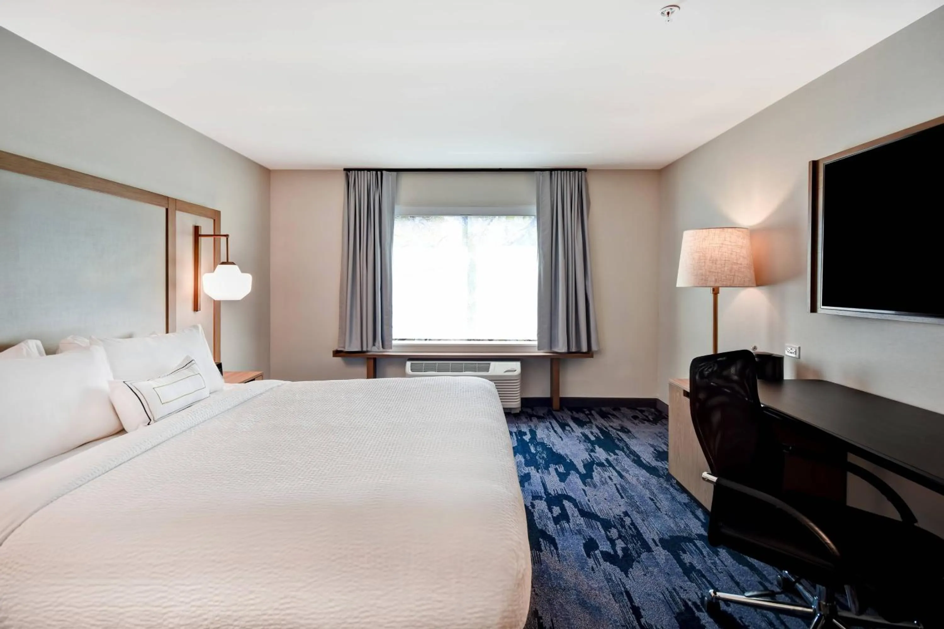 Photo of the whole room, Bed in Fairfield Inn & Suites by Marriott Plymouth