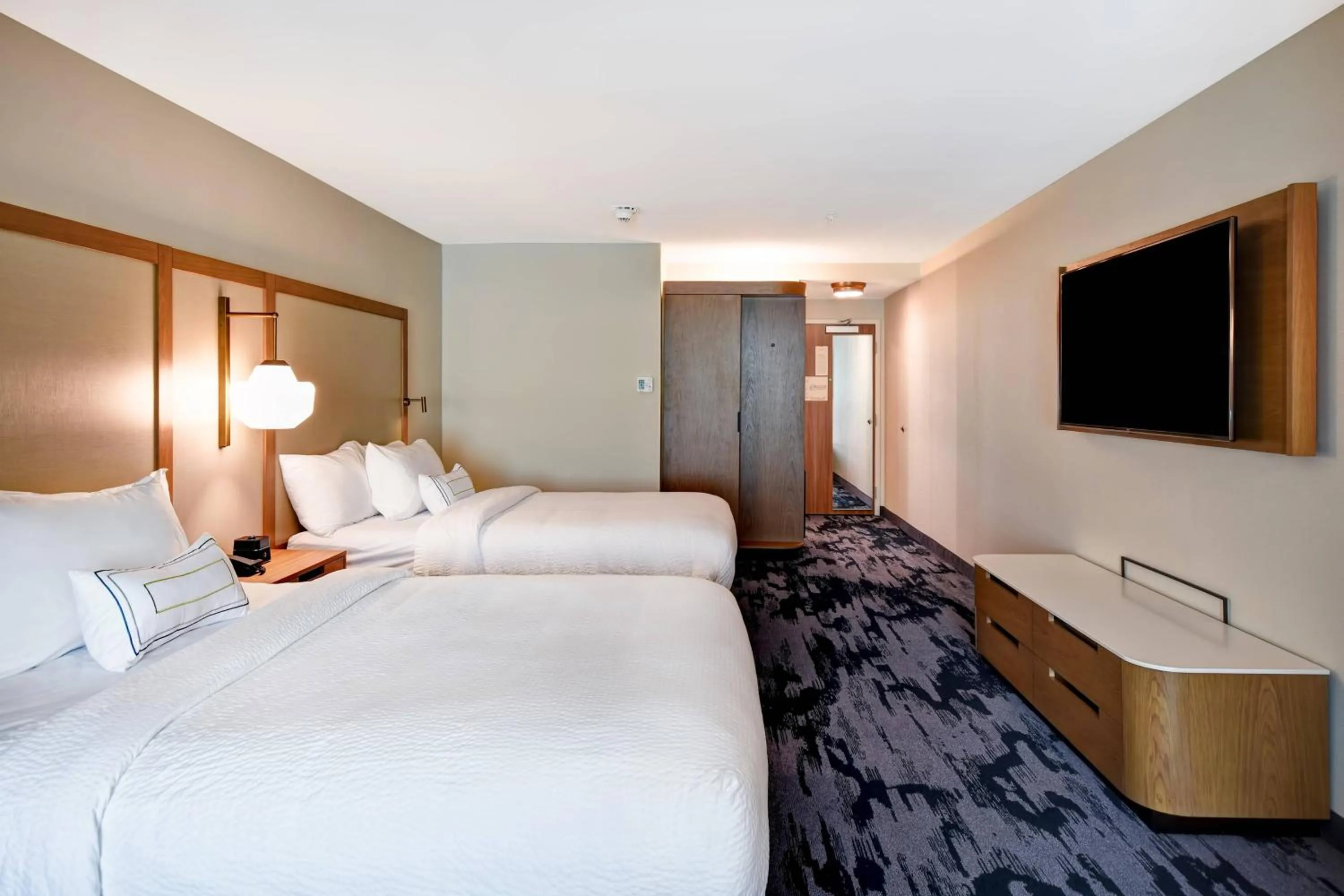 Photo of the whole room, Bed in Fairfield Inn & Suites by Marriott Plymouth