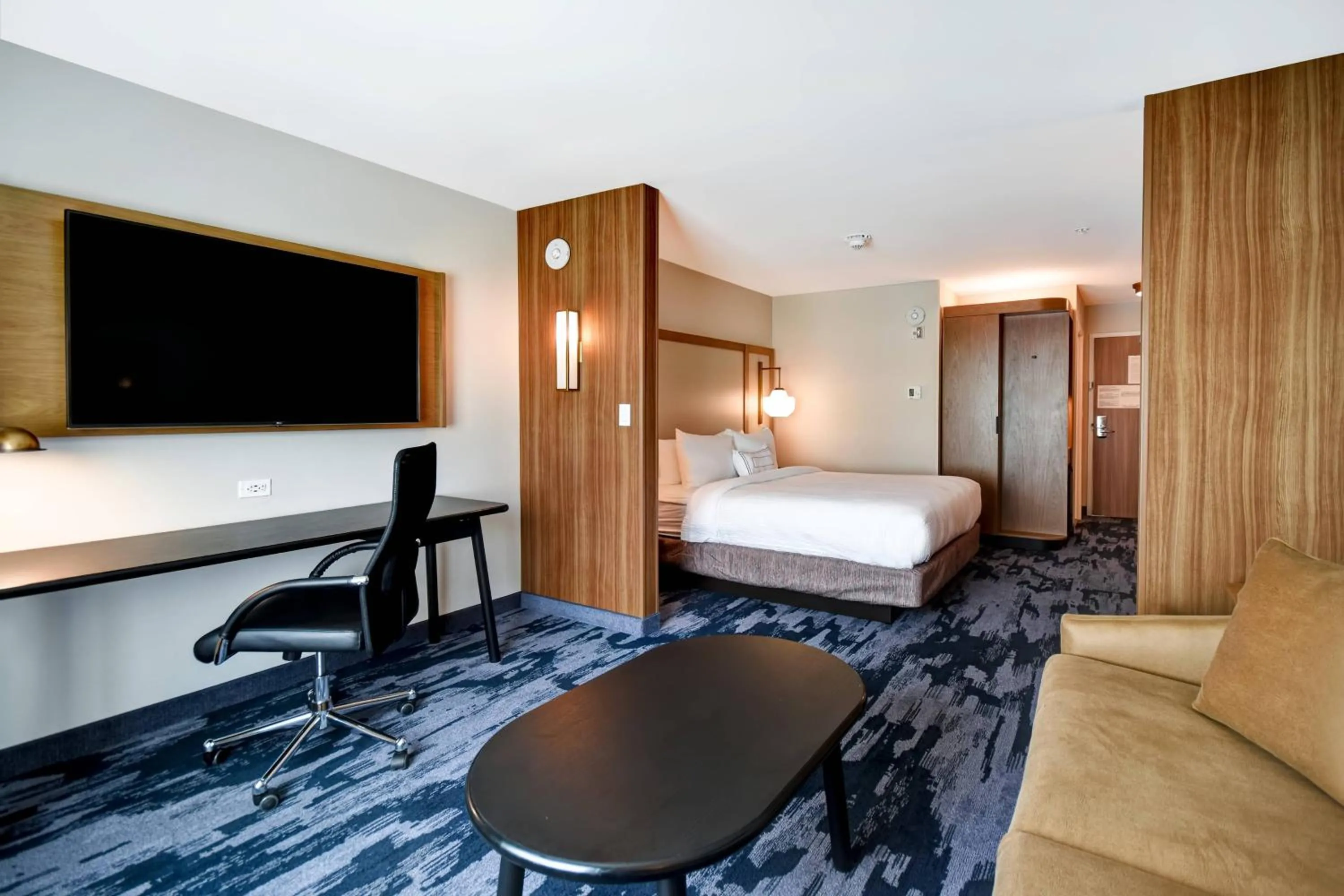 Photo of the whole room, Bed in Fairfield Inn & Suites by Marriott Plymouth