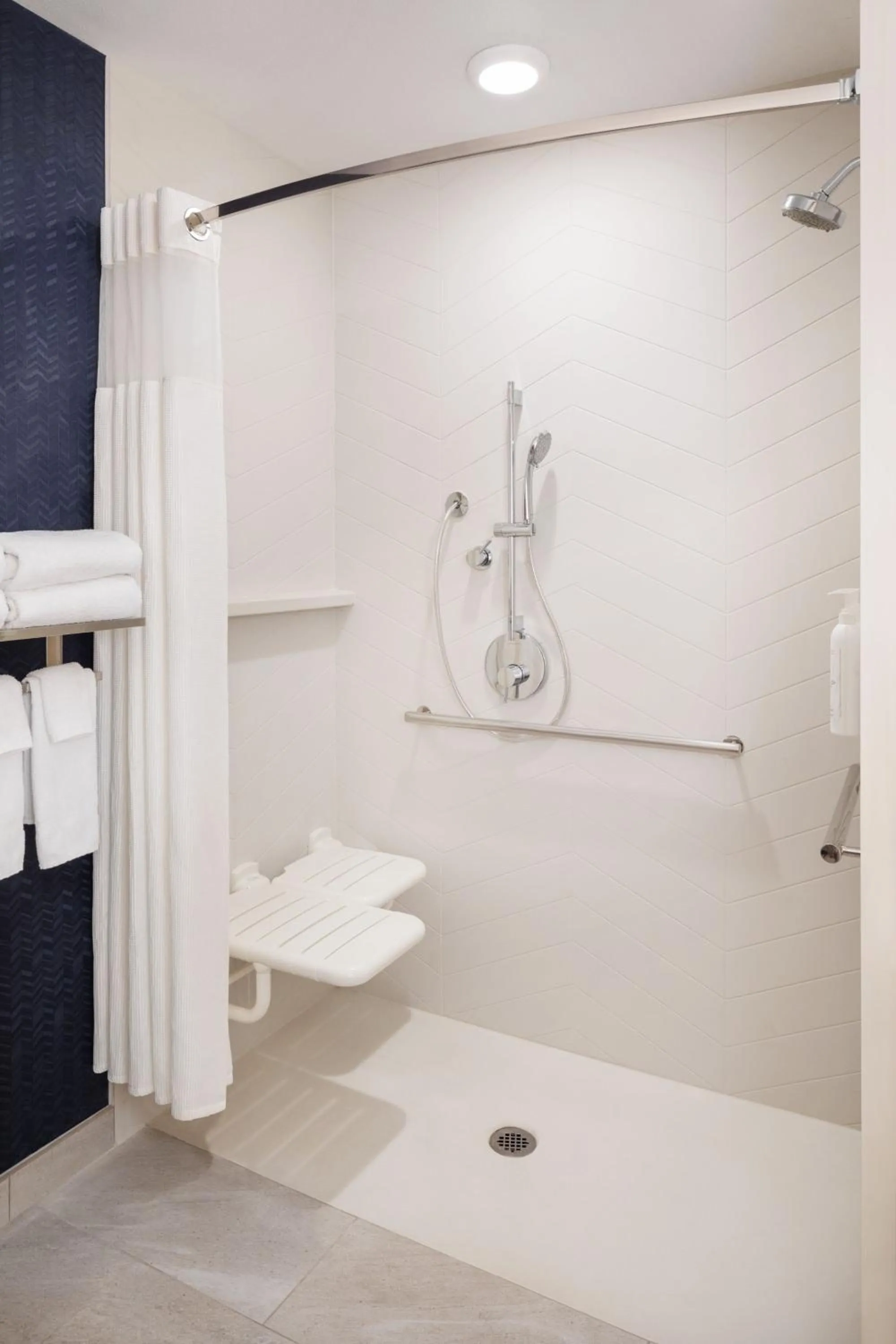 Bathroom in Fairfield Inn & Suites by Marriott Fresno North/Shaw Avenue