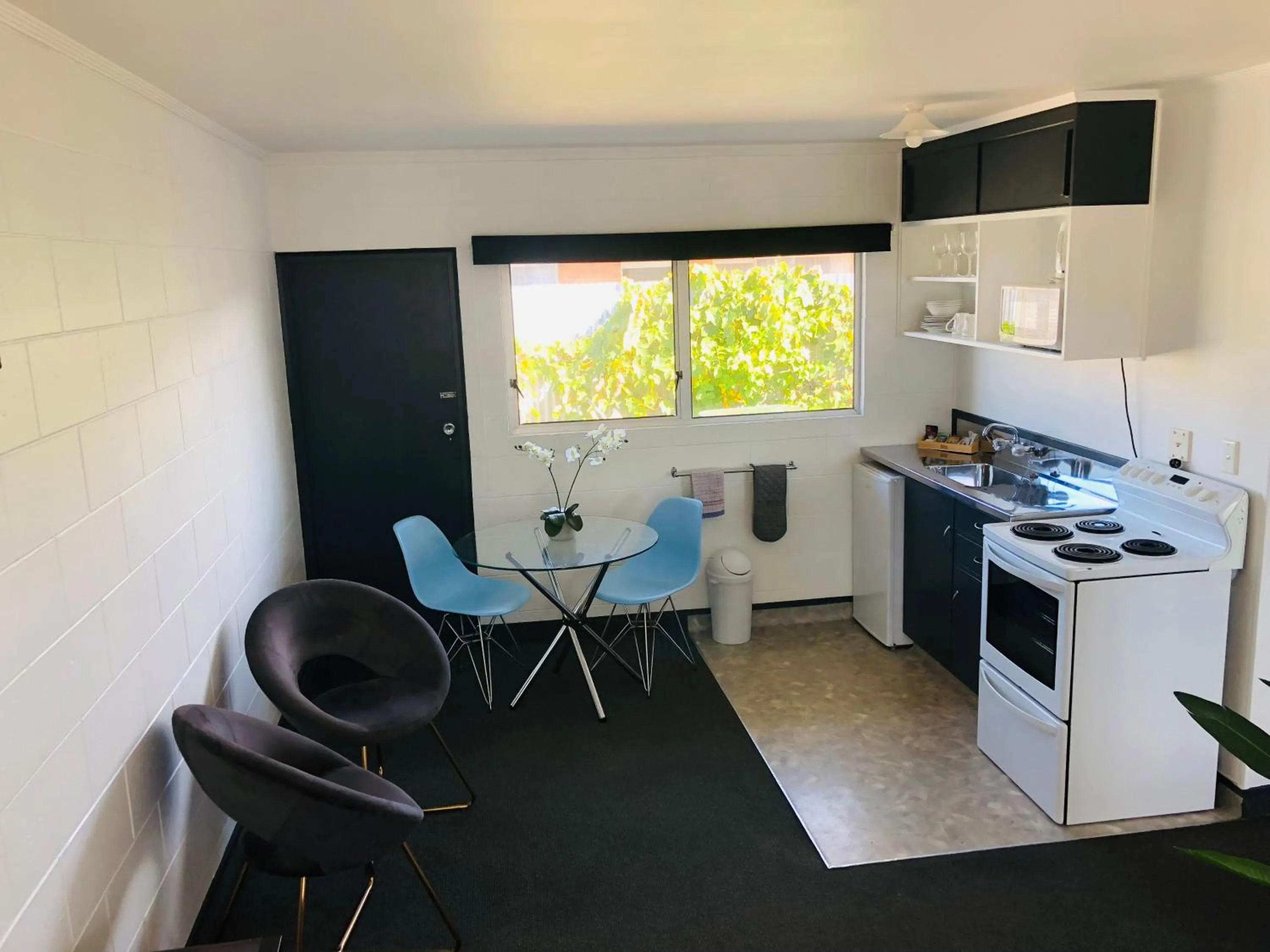 Kitchen or kitchenette in Blue Haven Motel
