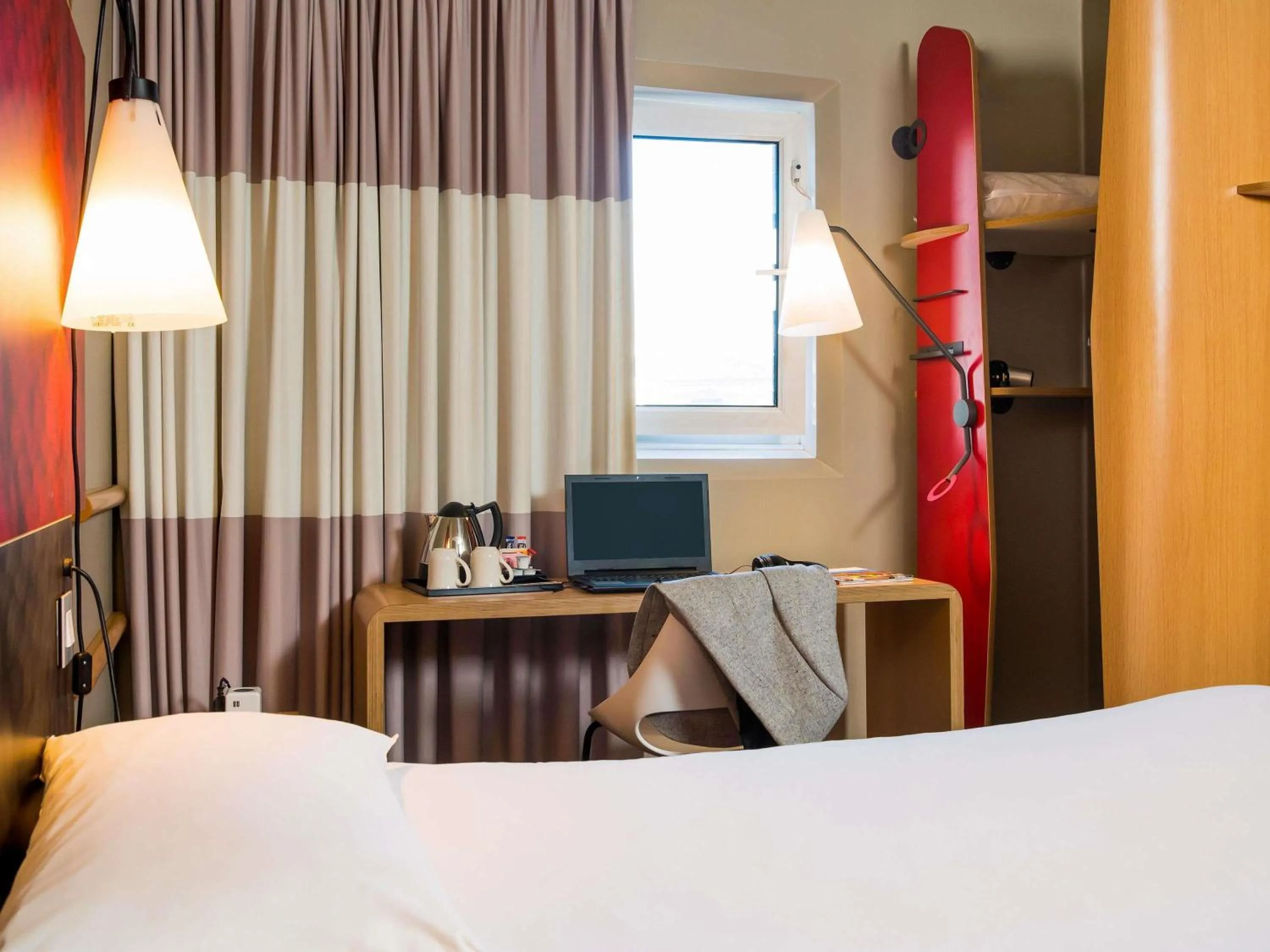 Bedroom, Bed in ibis Edinburgh Centre Royal Mile – Hunter Square