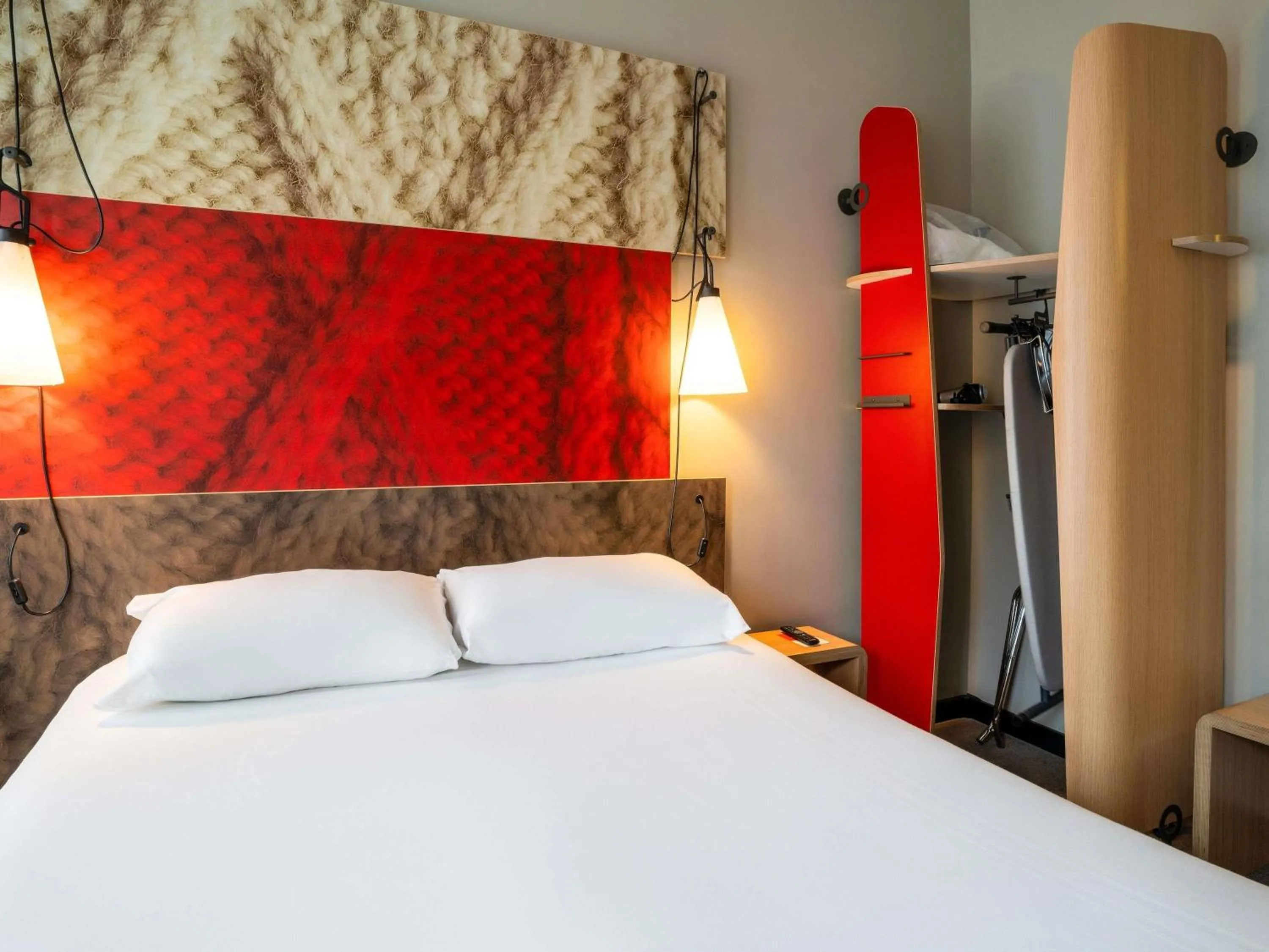 Bedroom, Bed in ibis Edinburgh Centre Royal Mile – Hunter Square
