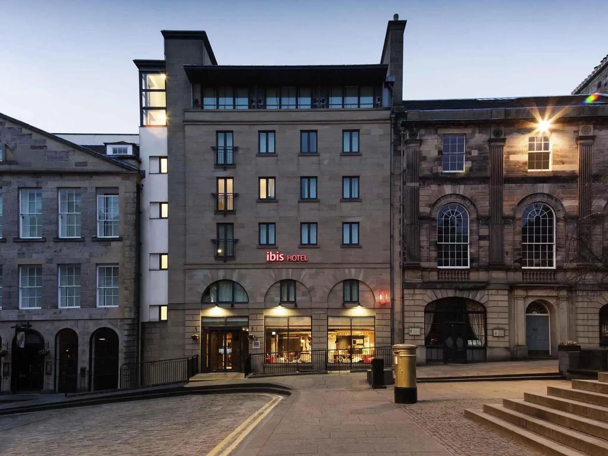 Property building in ibis Edinburgh Centre Royal Mile – Hunter Square Property building in ibis Edinburgh Centre Royal Mile – Hunter Square