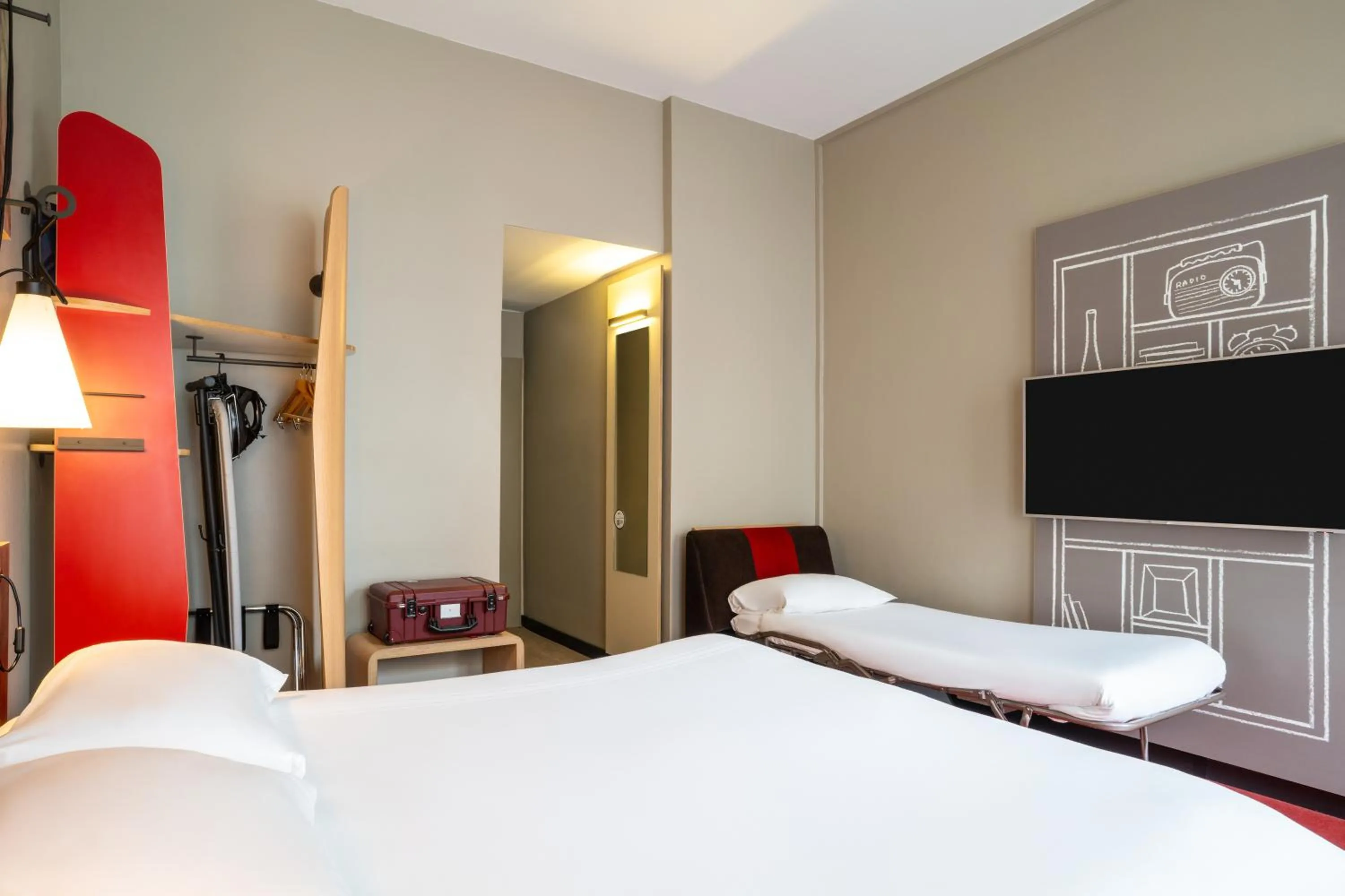 Bed in ibis Edinburgh Centre Royal Mile – Hunter Square