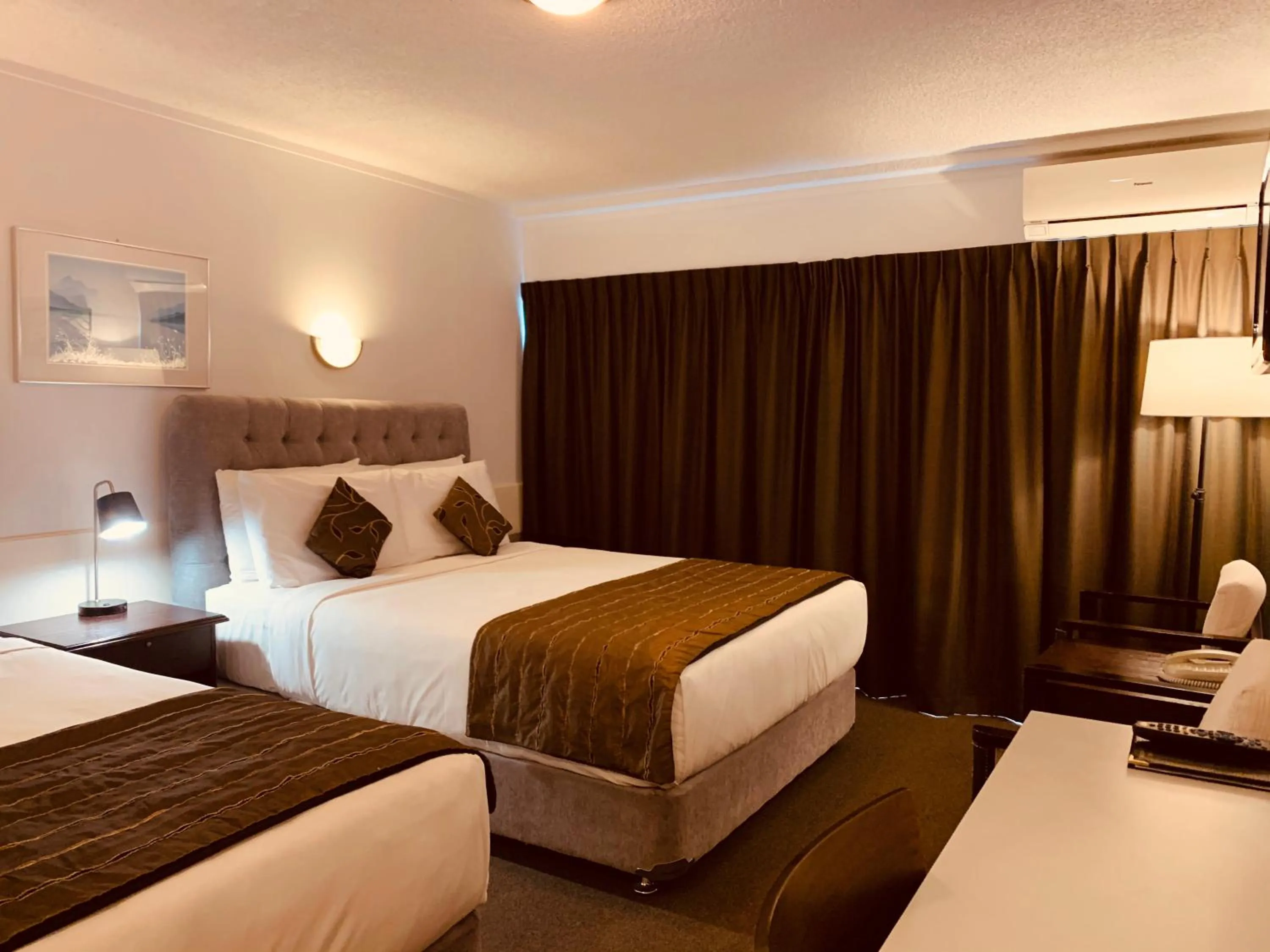 Bed in Alpers Lodge & Conference Centre