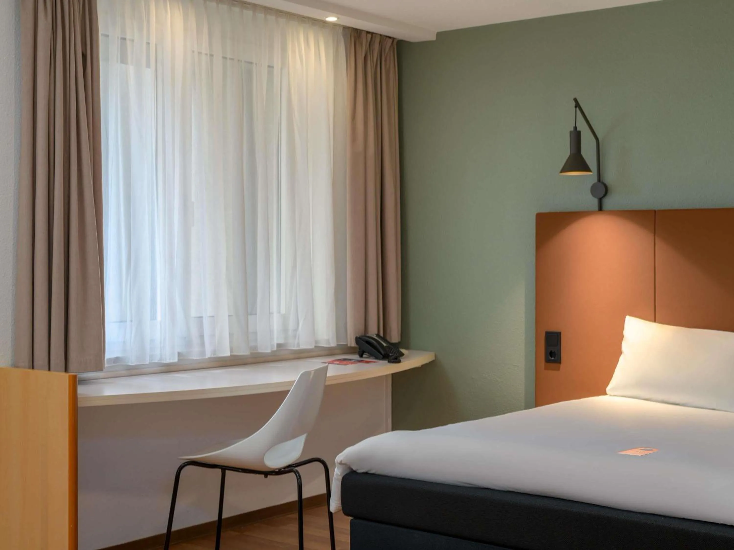 Photo of the whole room, Bed in ibis Nürnberg Hauptbahnhof