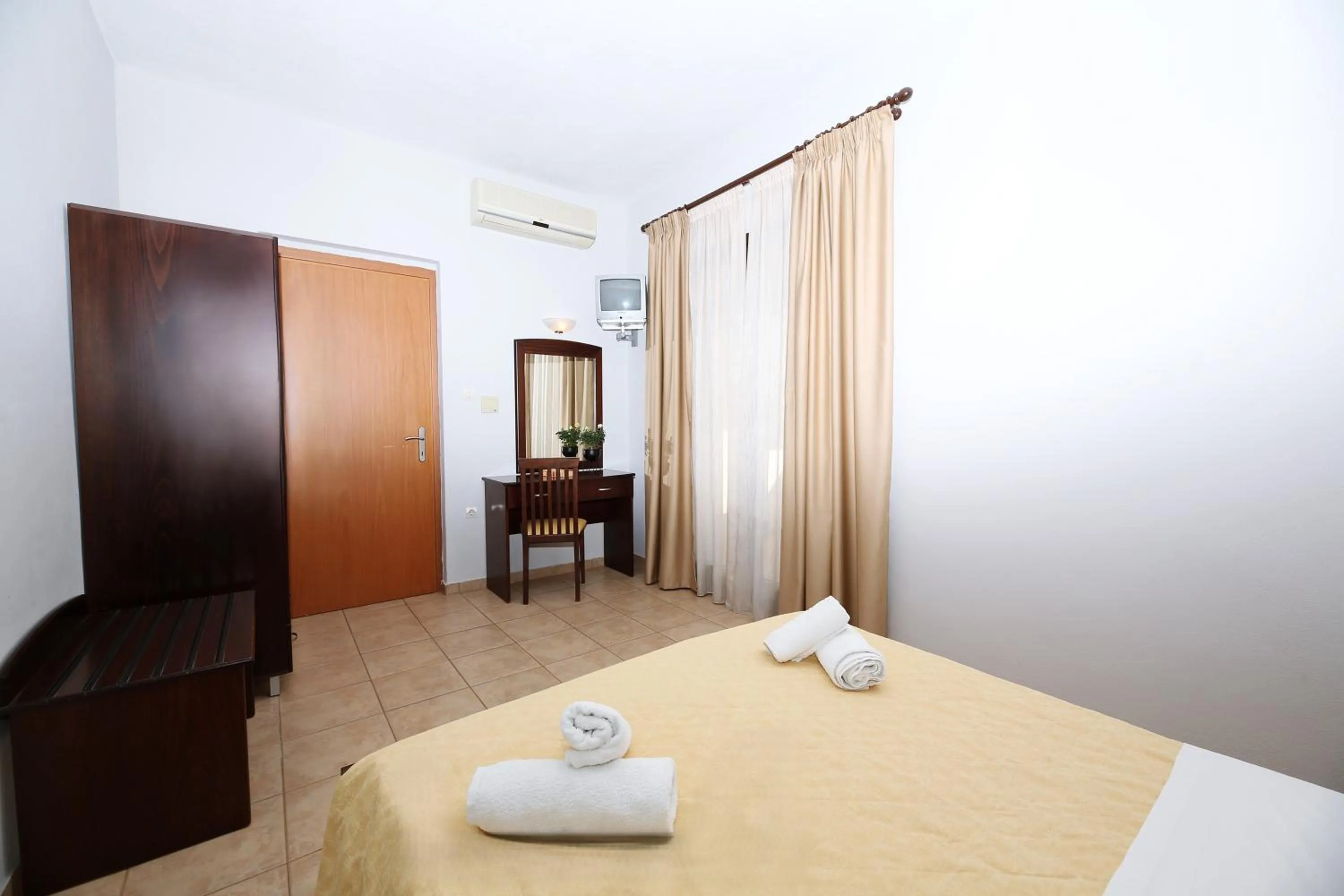 Bedroom, Bed in Palirria Hotel & Studios