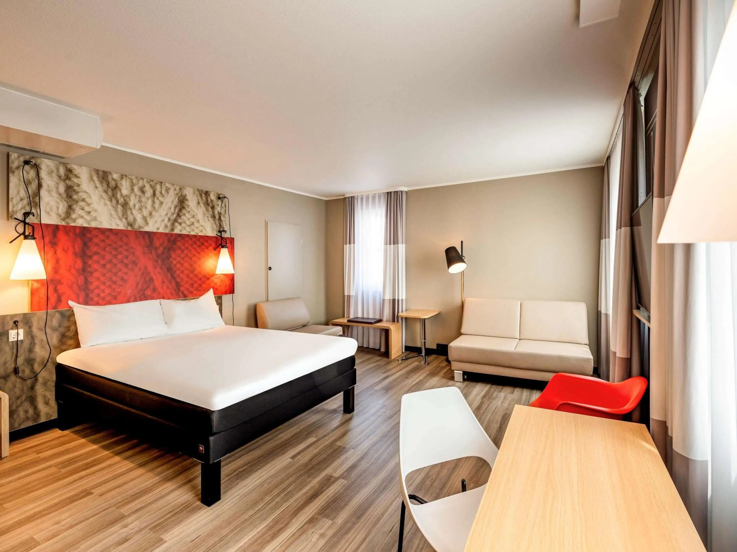 Photo of the whole room, Bed in ibis Mainz City