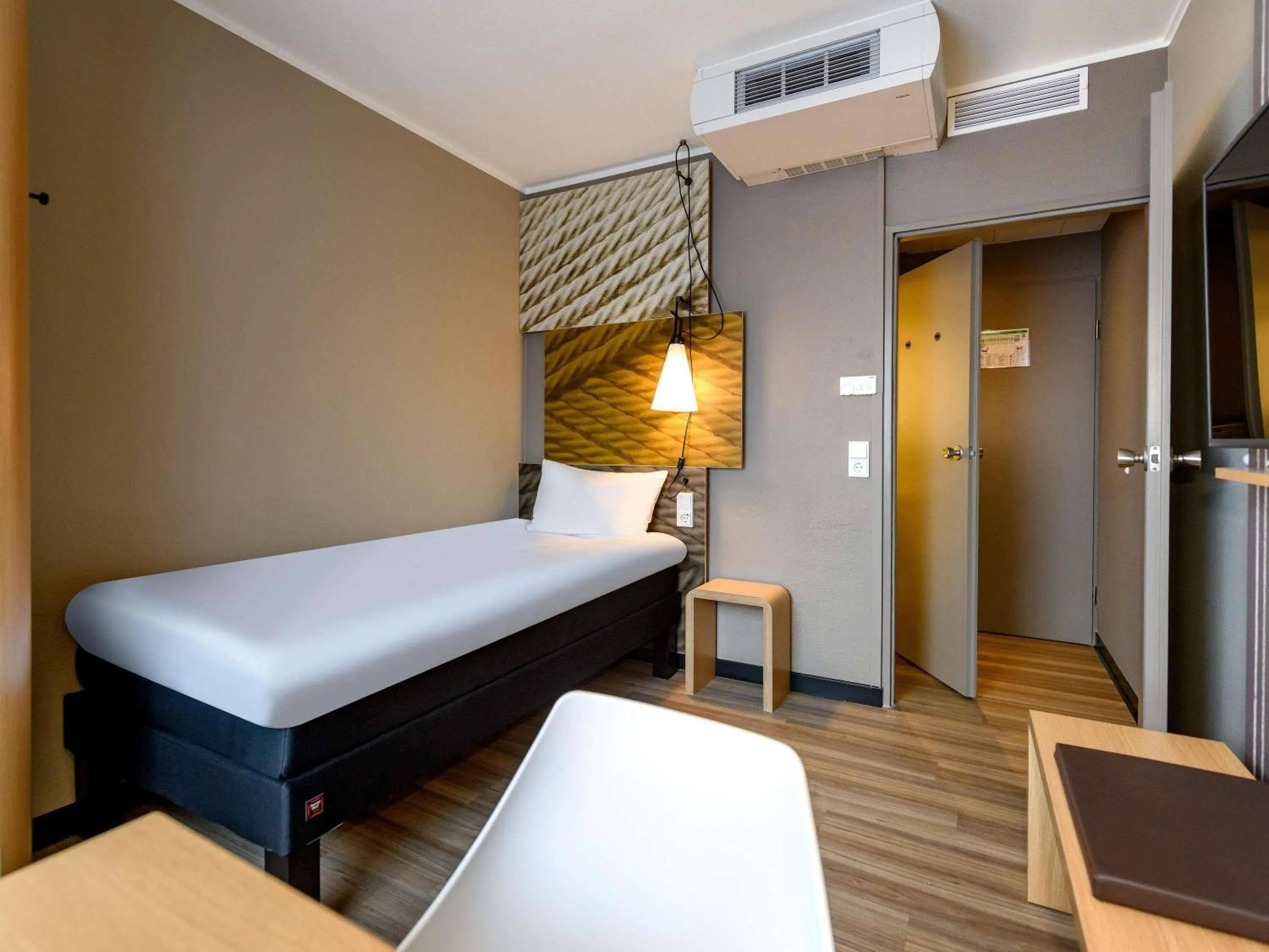 Bedroom, Bed in ibis Mainz City