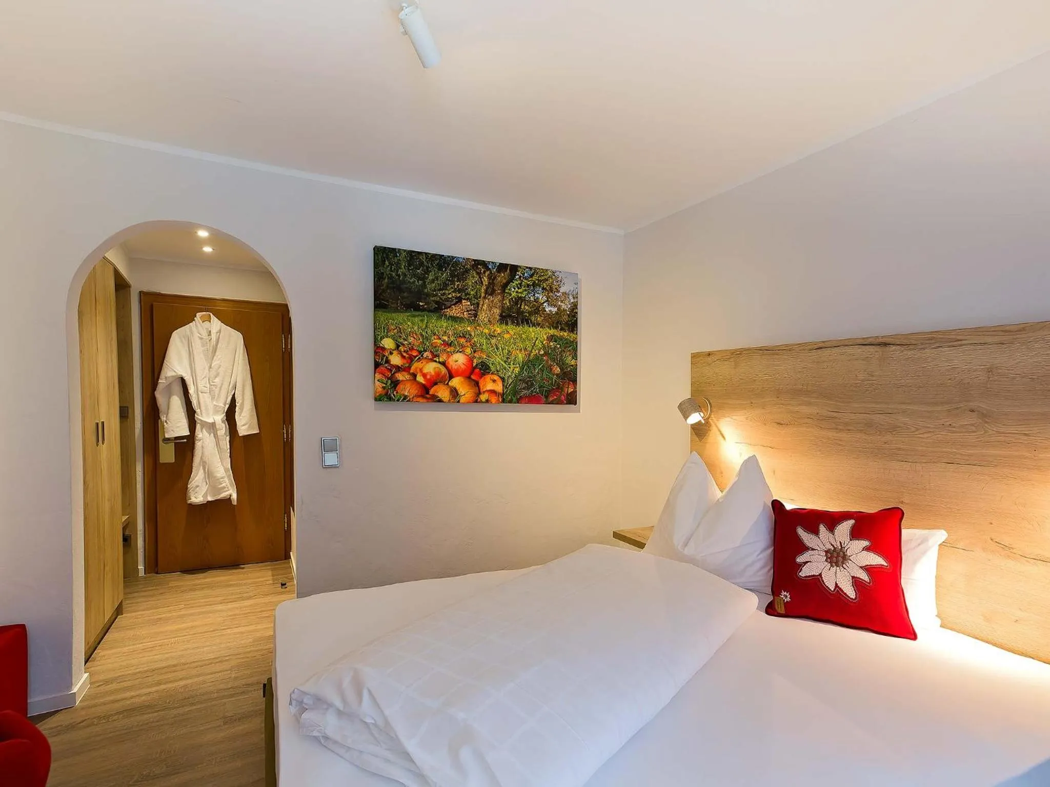 Photo of the whole room, Bed in Elements Hotel Christlessee