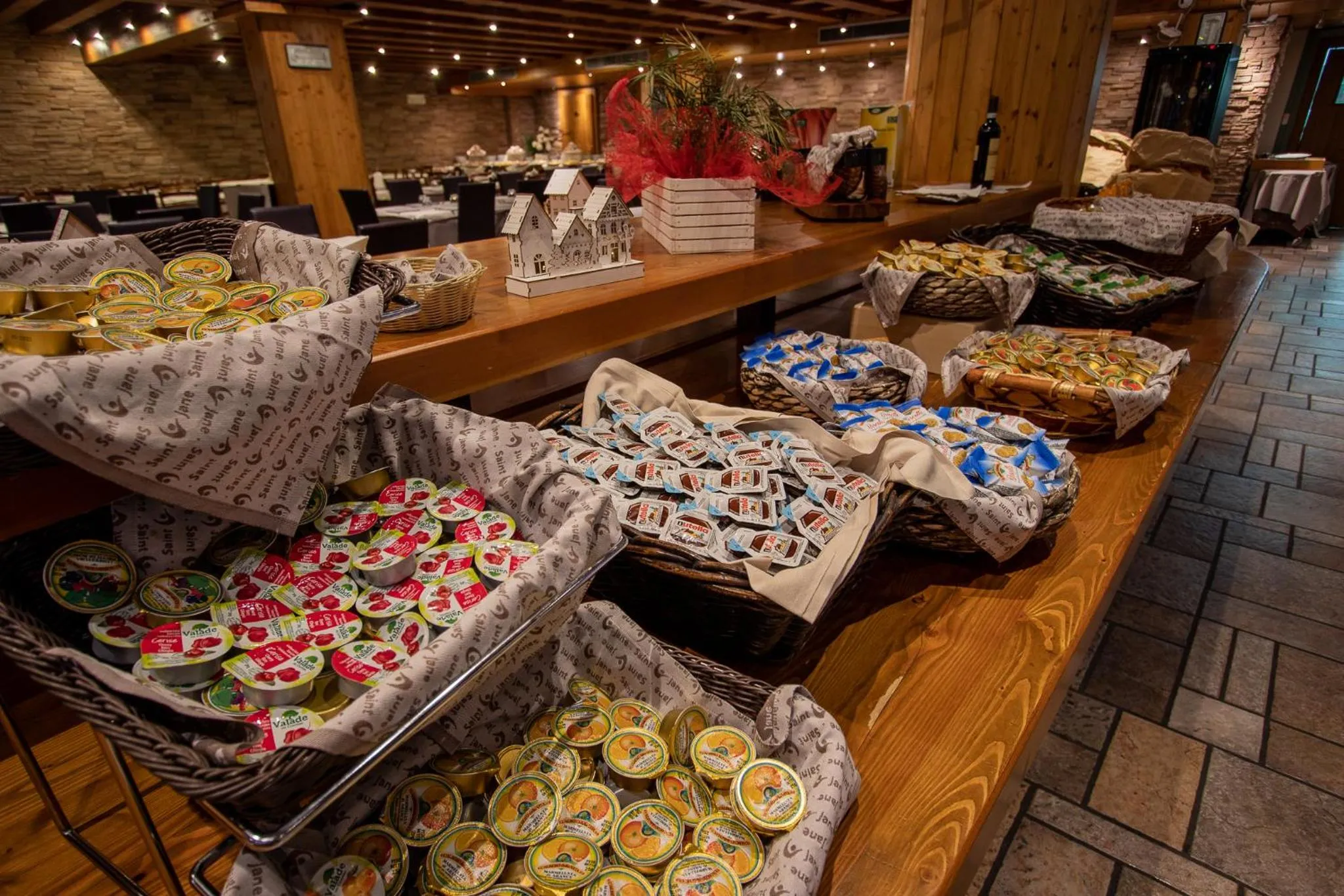 Buffet breakfast in Hotel Piandineve