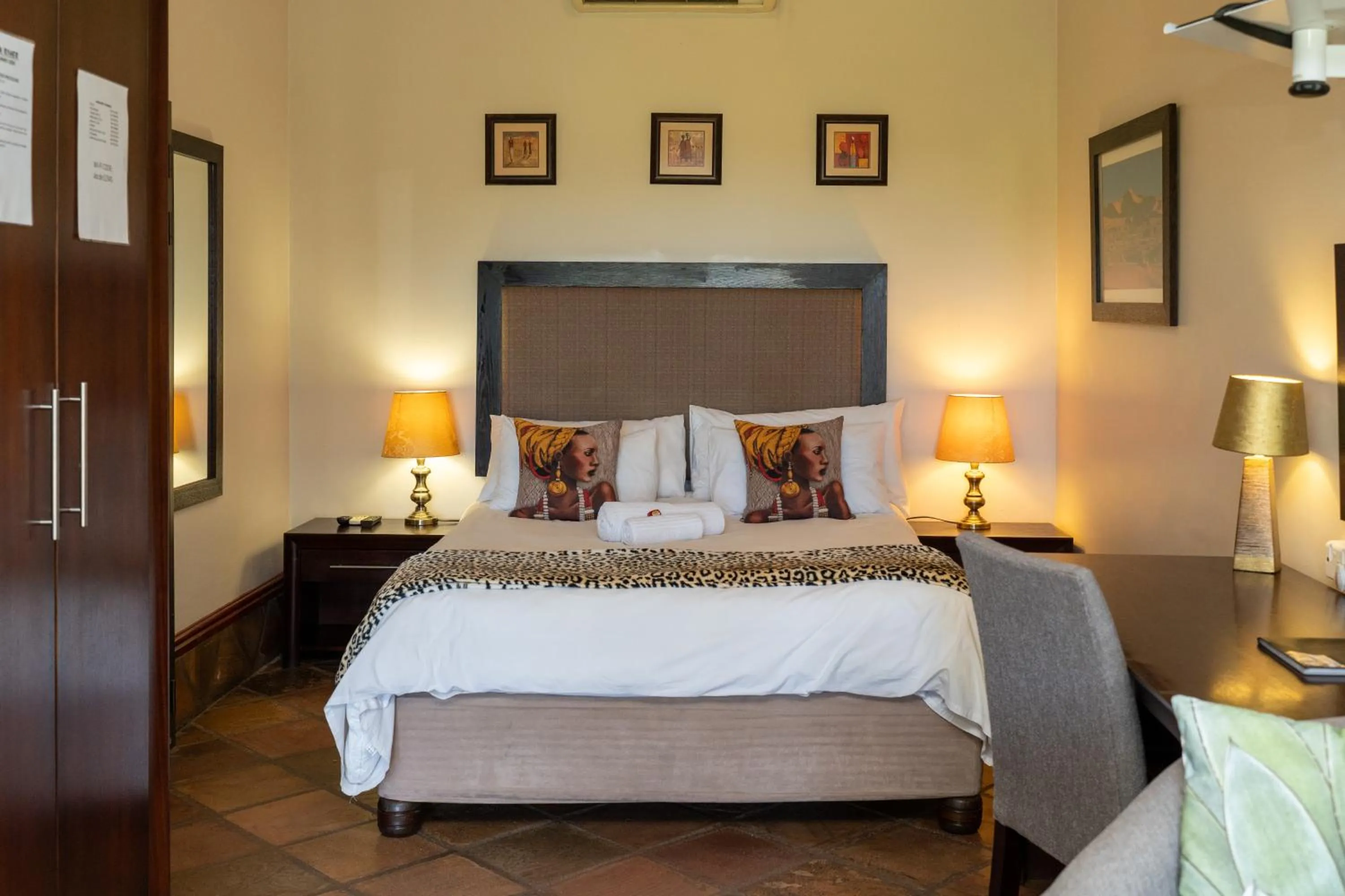 Shower, Bed in Sunriver Kalahari Lodge Riverside stay in Upington